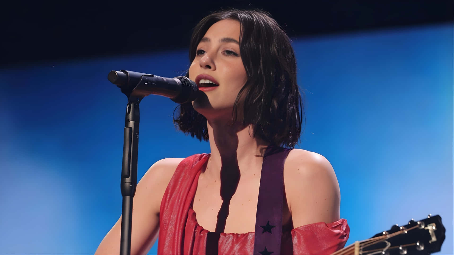 Gracie Abrams, guitar, microphone, Full HD Desktop Wallpaper