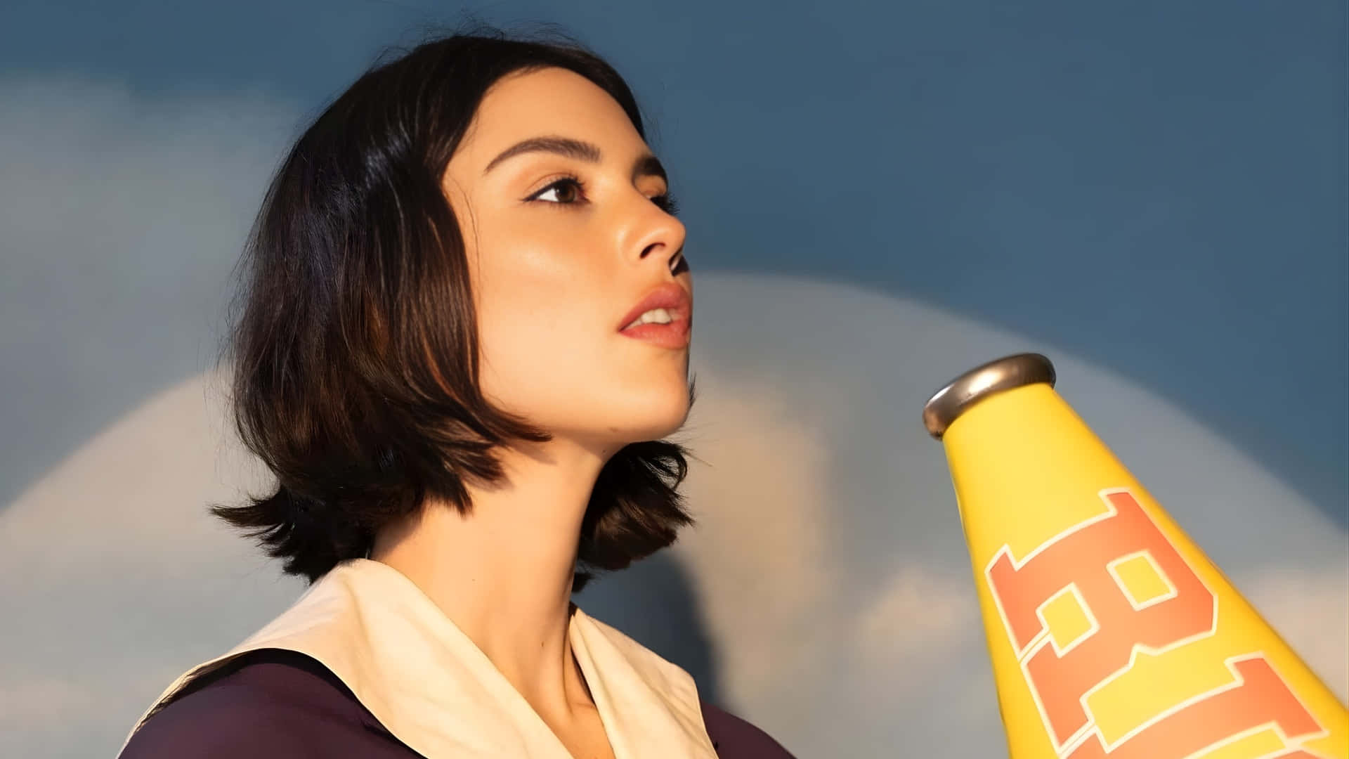 Gracie Abrams, short dark hair, yellow megaphone, Full HD Desktop Wallpaper