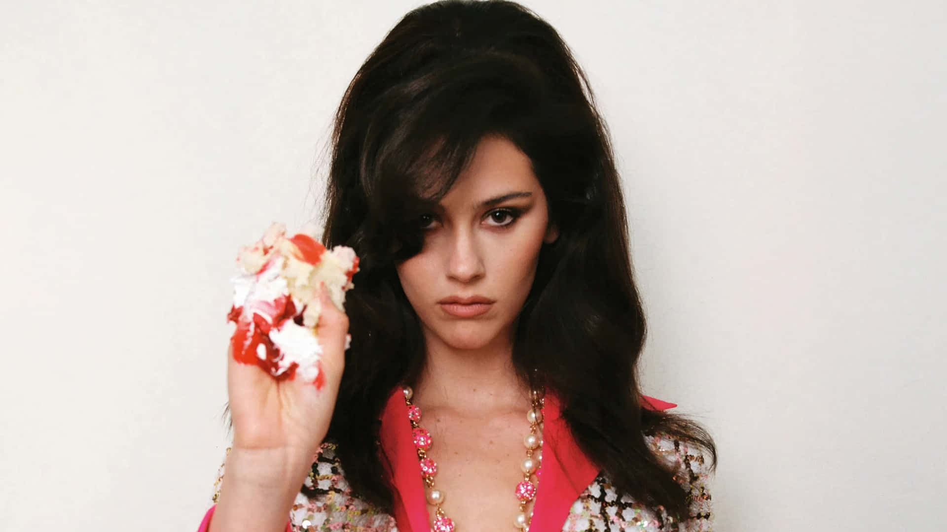 Gracie Abrams, dark hair, red and white flower cluster, Full HD Desktop Wallpaper
