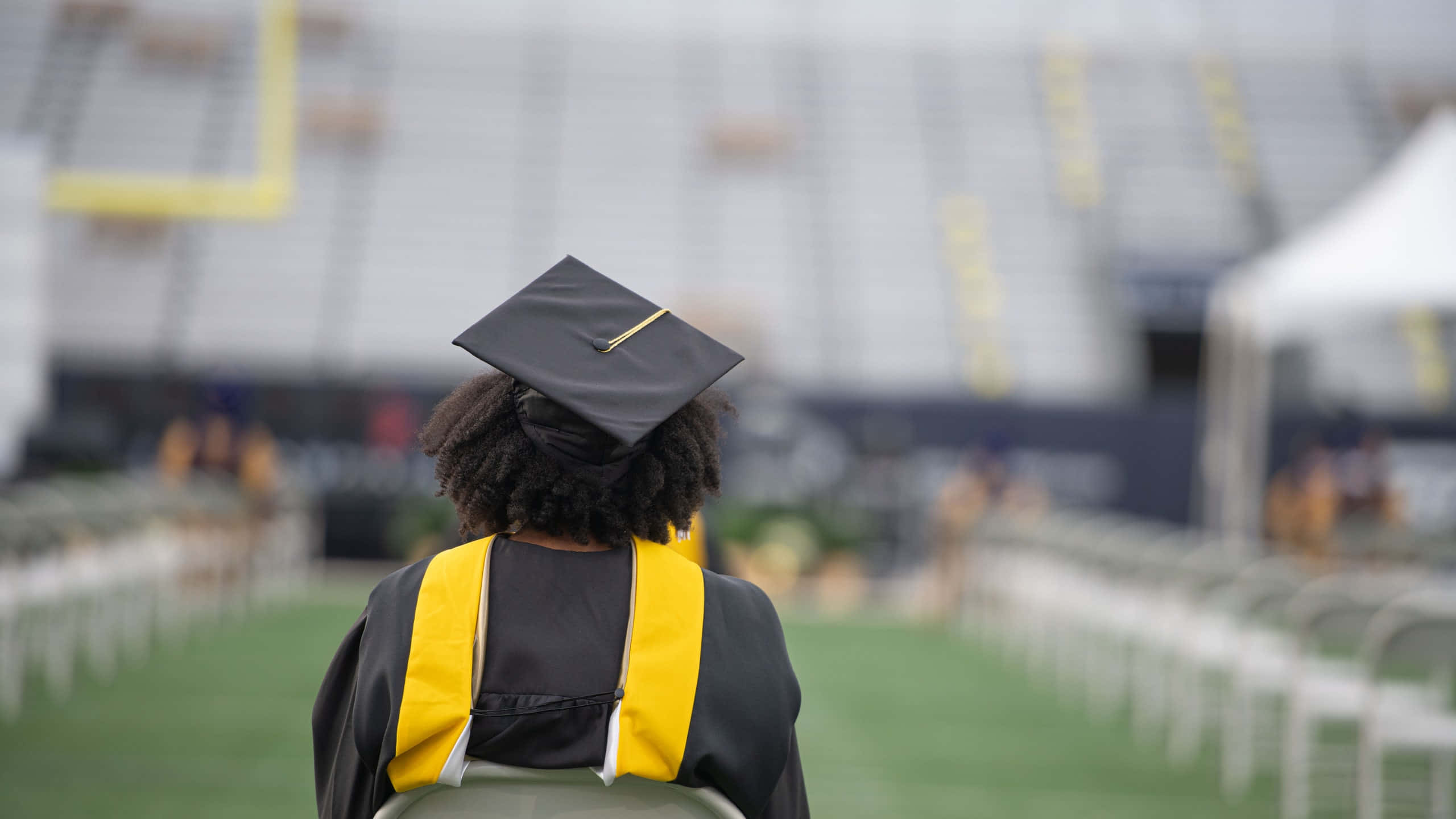 graduation ceremony, black cap, yellow stole, 2K Desktop Wallpaper