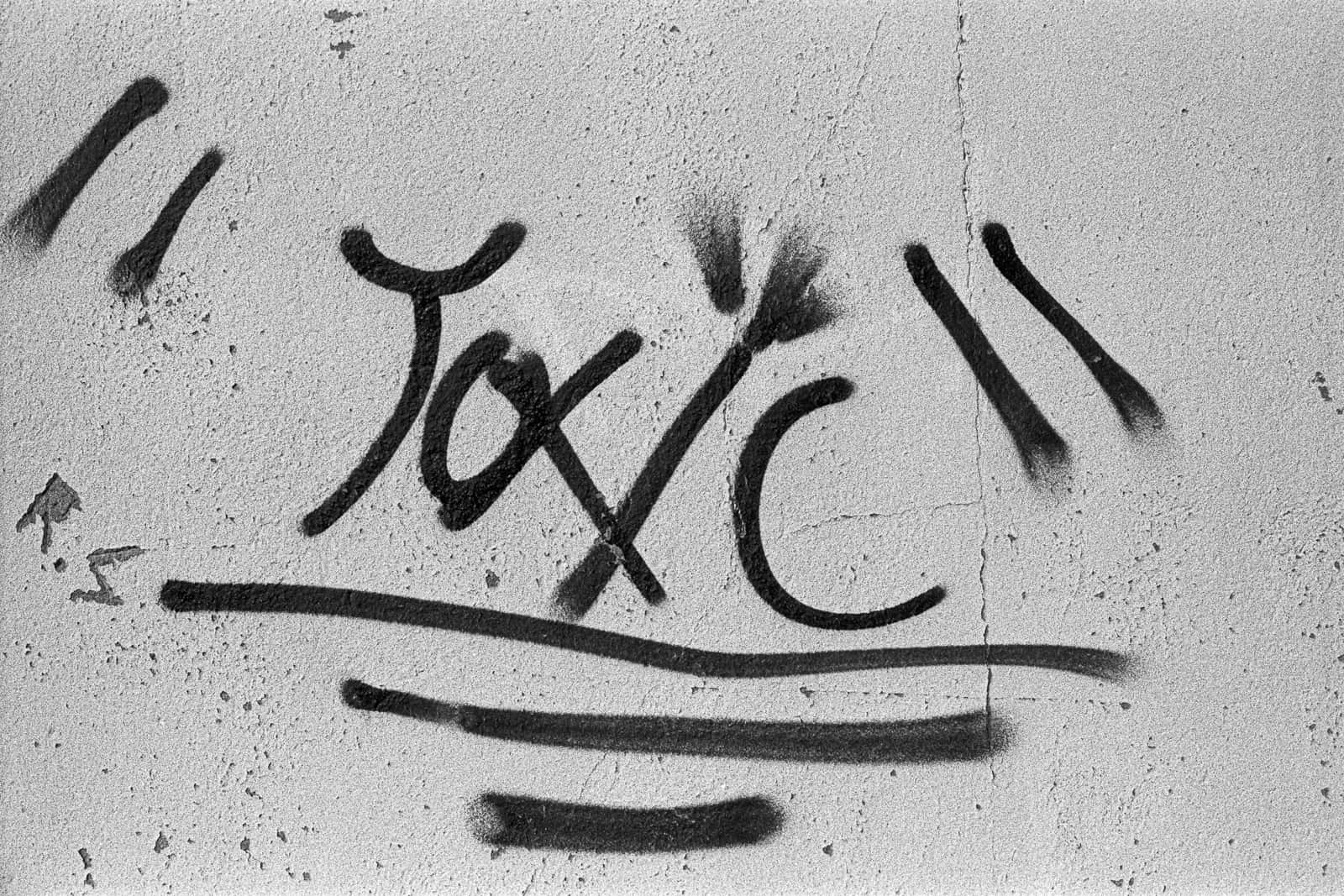 Toxic, black graffiti, spray paint, HD Desktop Wallpaper