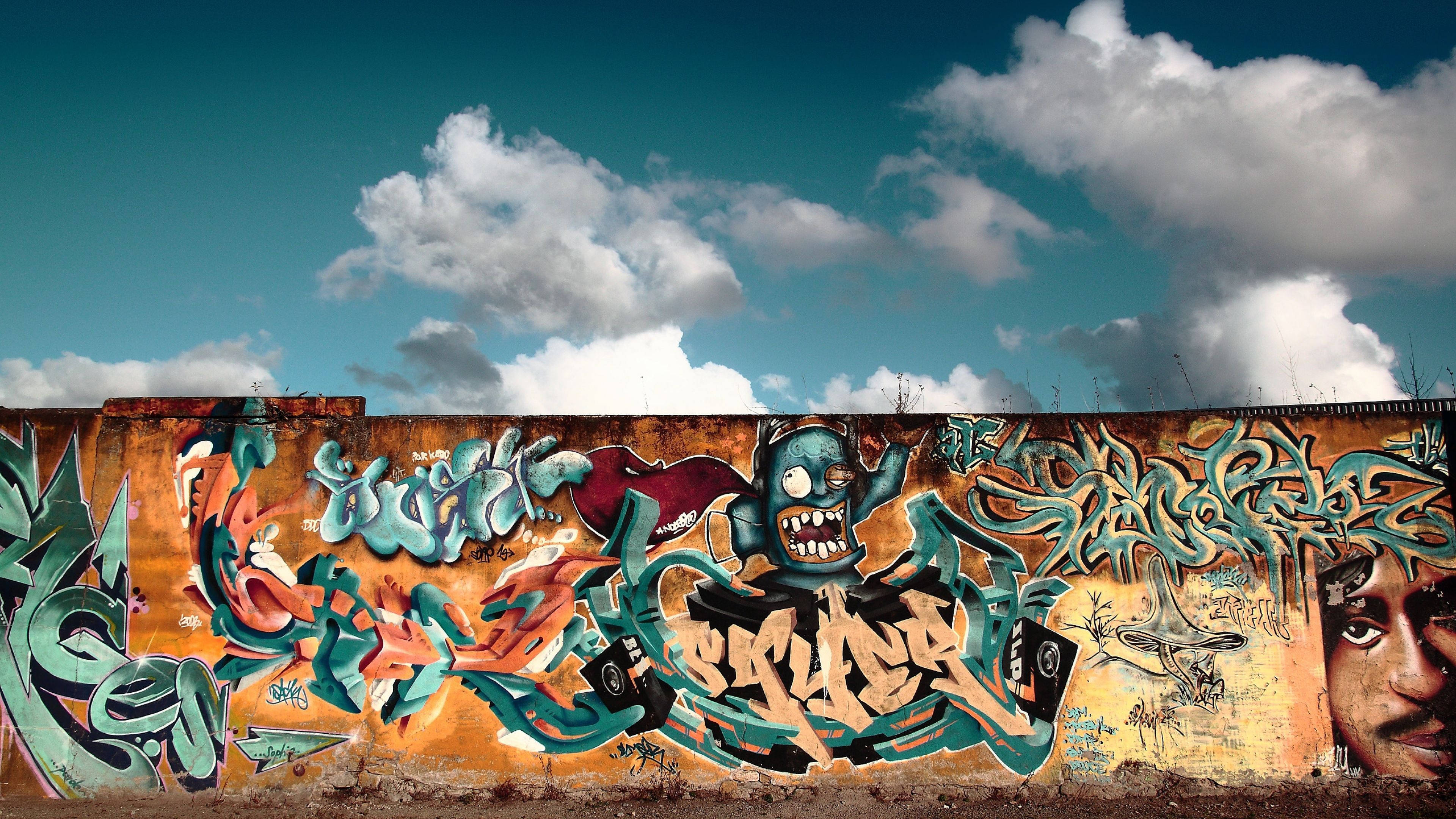 Gloomy Sky Graffiti Laptop, vibrant graffiti art, rusty wall, 4K Desktop Wallpaper