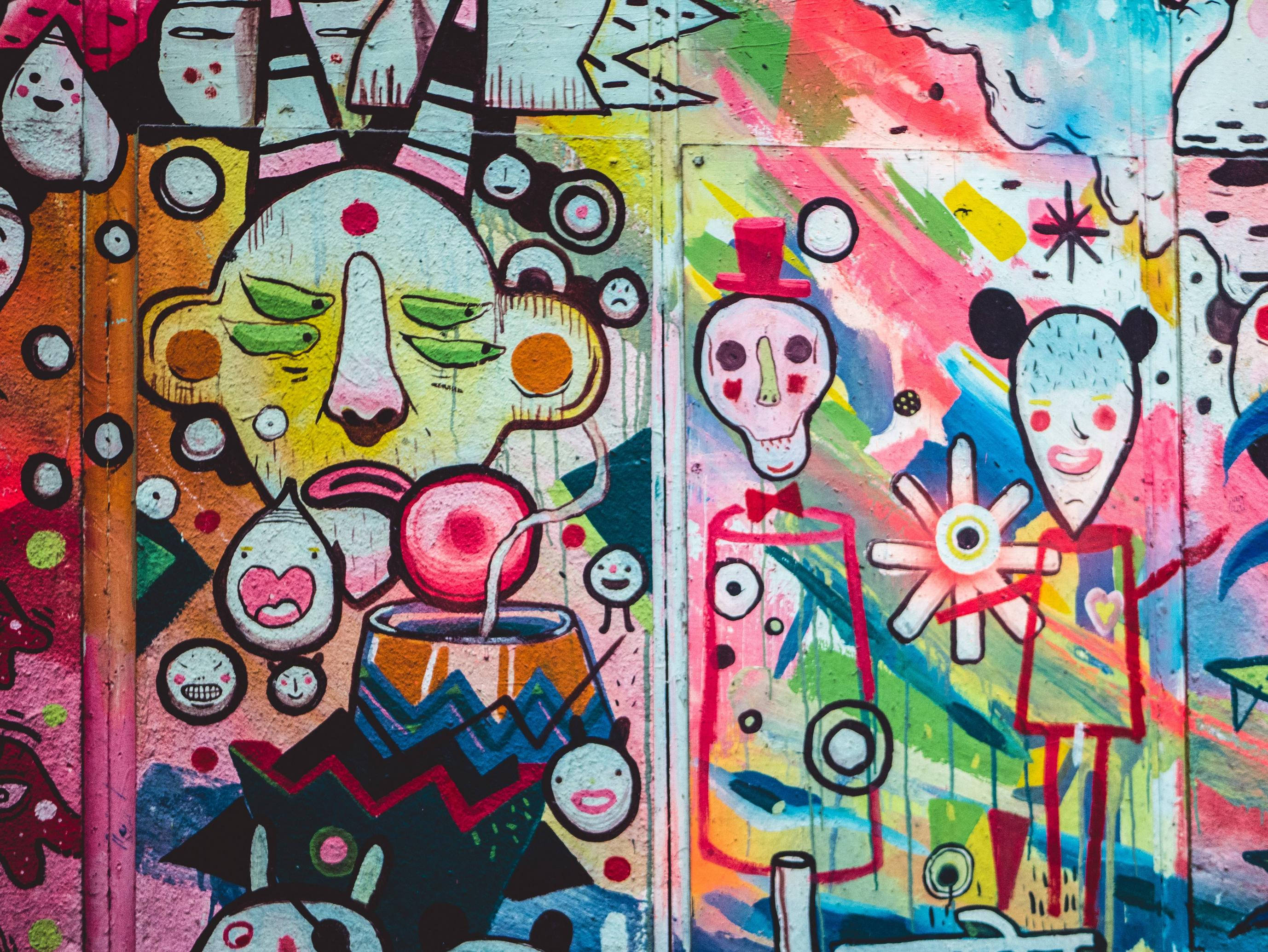creepy monster heads, graffiti, wooden wall, 2K Desktop Wallpaper