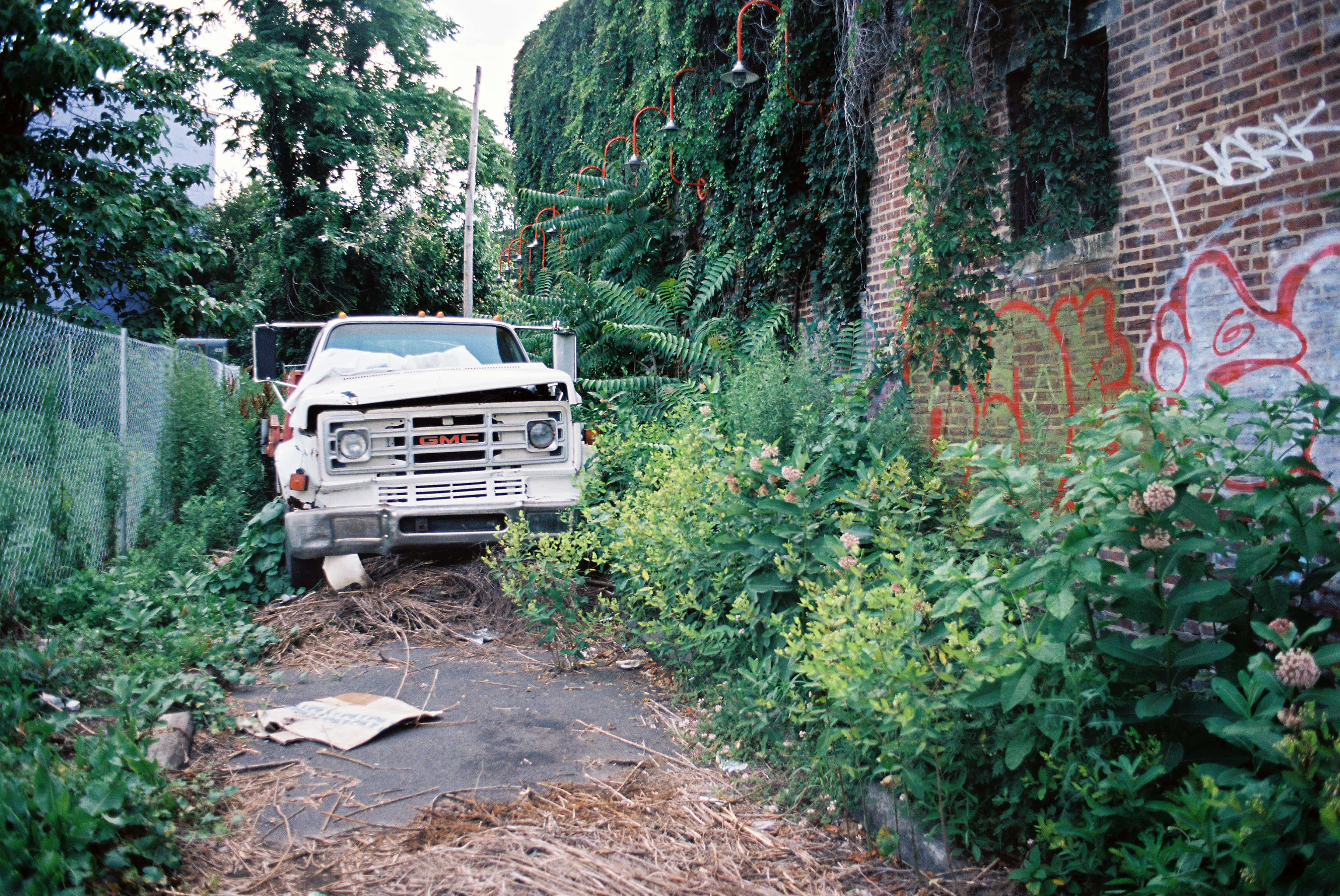 Ghetto Hood, abandoned truck, white truck, 2K Desktop Wallpaper
