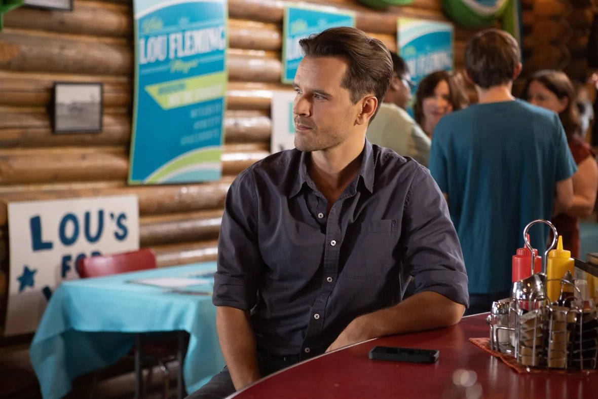 Graham Wardle, red diner counter, dark shirt, SD Desktop Wallpaper