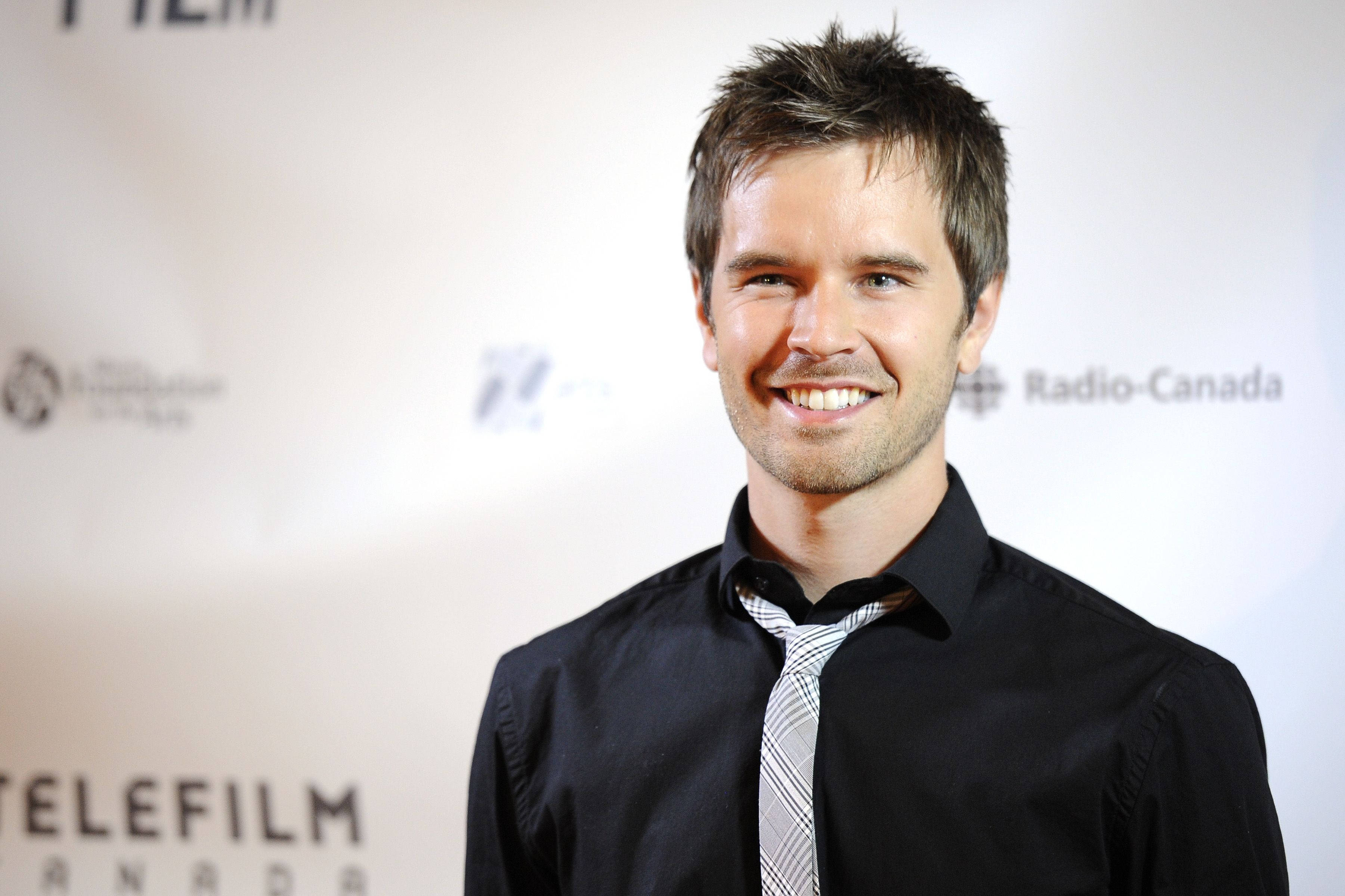 Graham Wardle, black shirt, striped tie, 2K Desktop Wallpaper