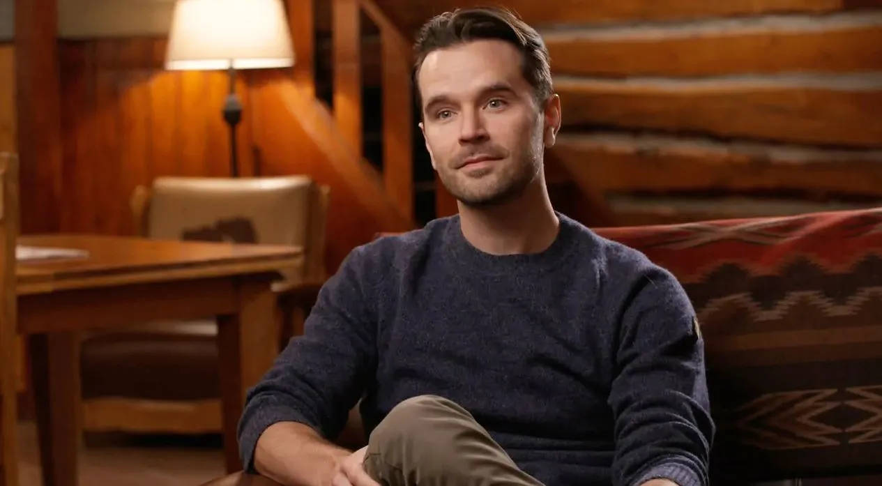 Graham Wardle, dark sweater, patterned couch, SD Desktop Wallpaper