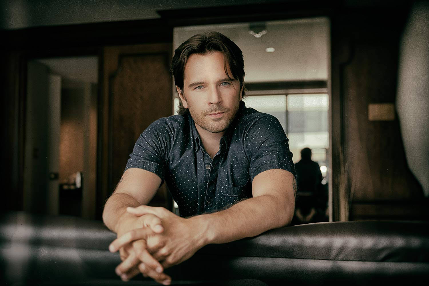 Graham Wardle, leather couch, dimly lit room, HD Desktop Wallpaper