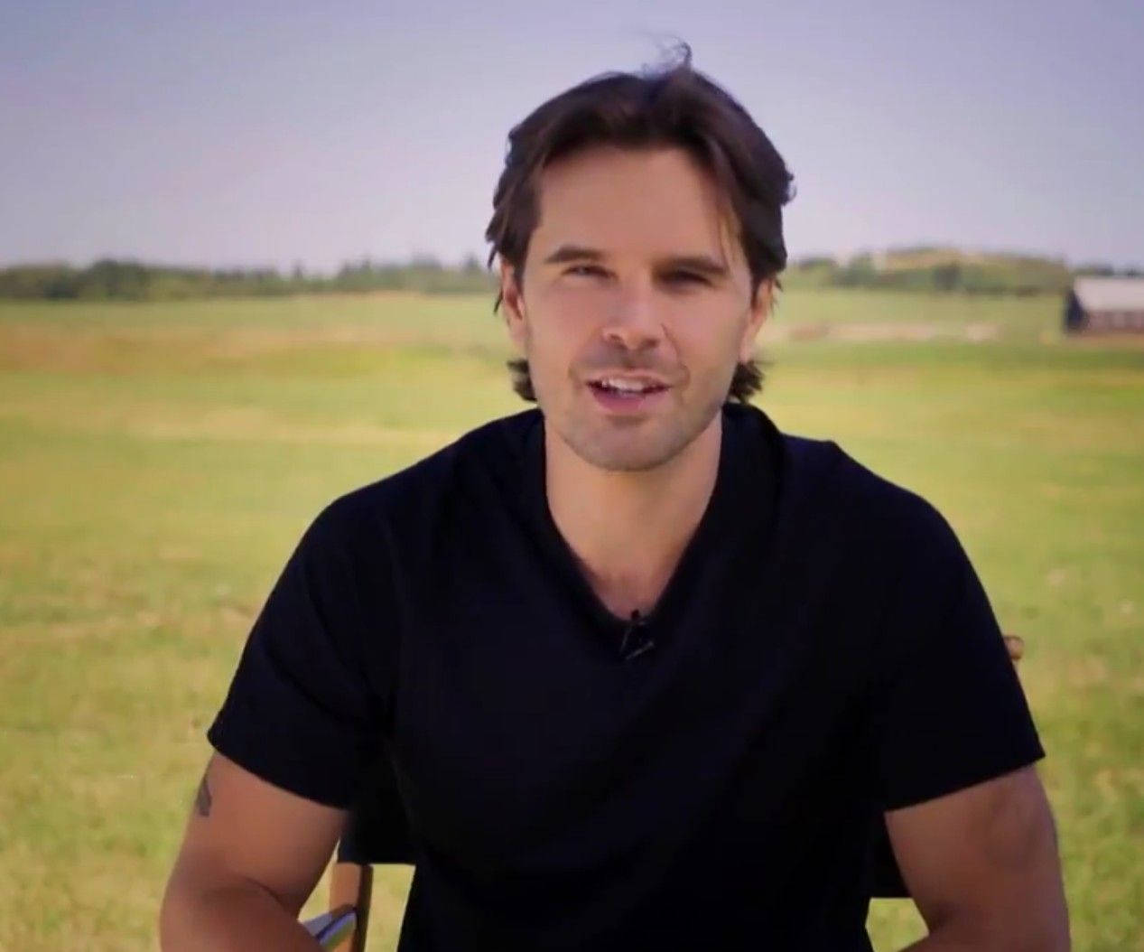 Graham Wardle, black tshirt, grassy field, SD Desktop Wallpaper