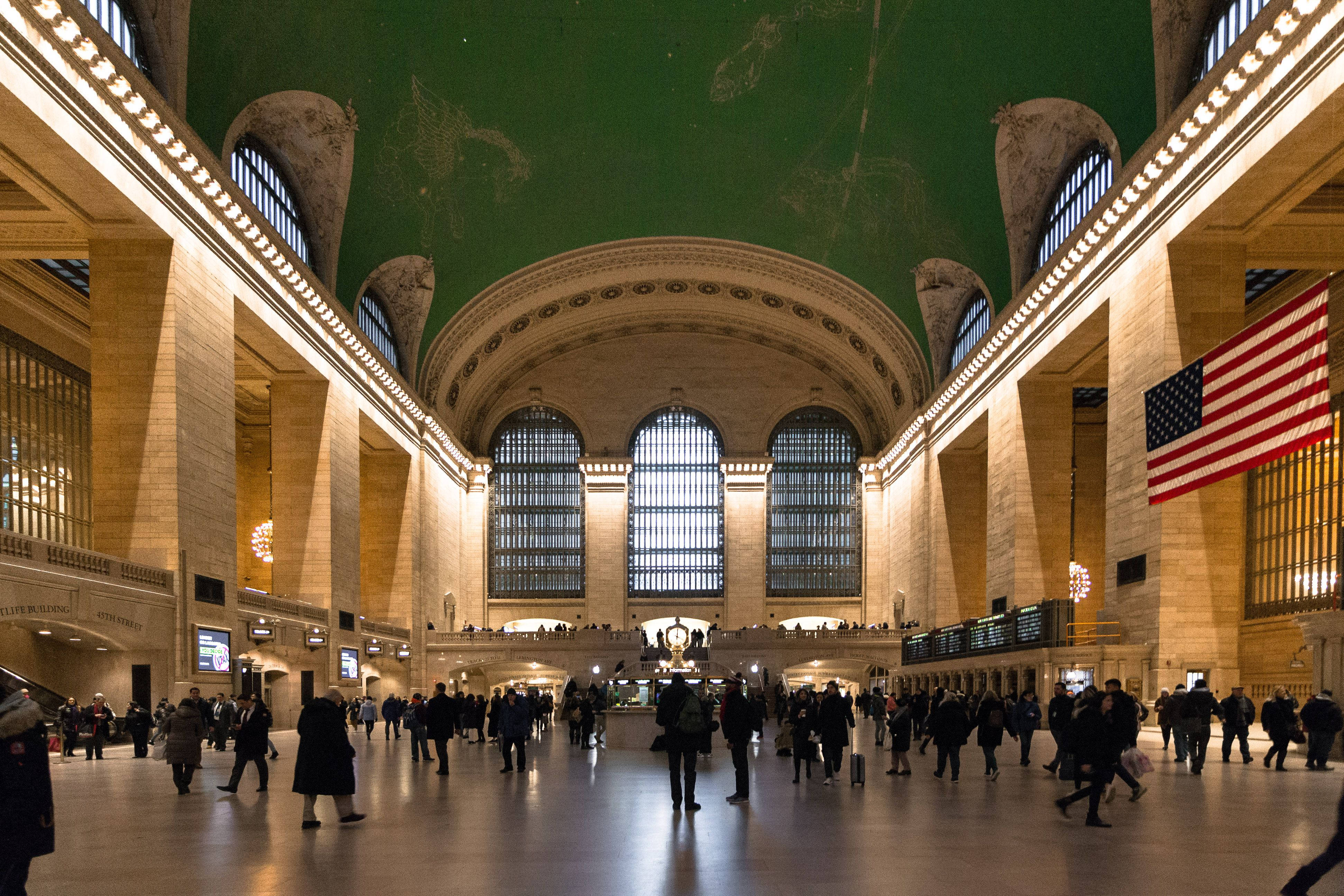 Grand Central Station, high arched ceilings, green murals, 4K Desktop Wallpaper
