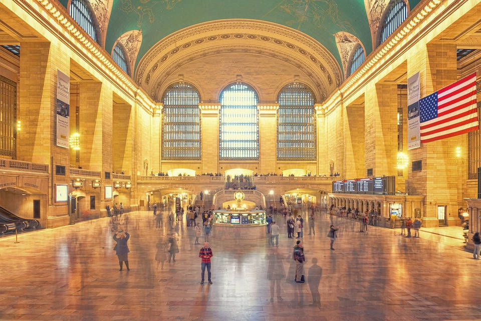 Grand Central Terminal, vaulted ceiling, golden stone columns, SD Desktop Wallpaper