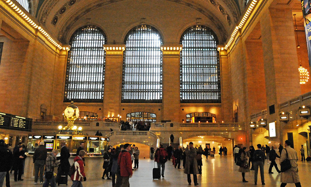 Grand Central Terminal, soaring stone hall, massive arched windows, SD Desktop Wallpaper
