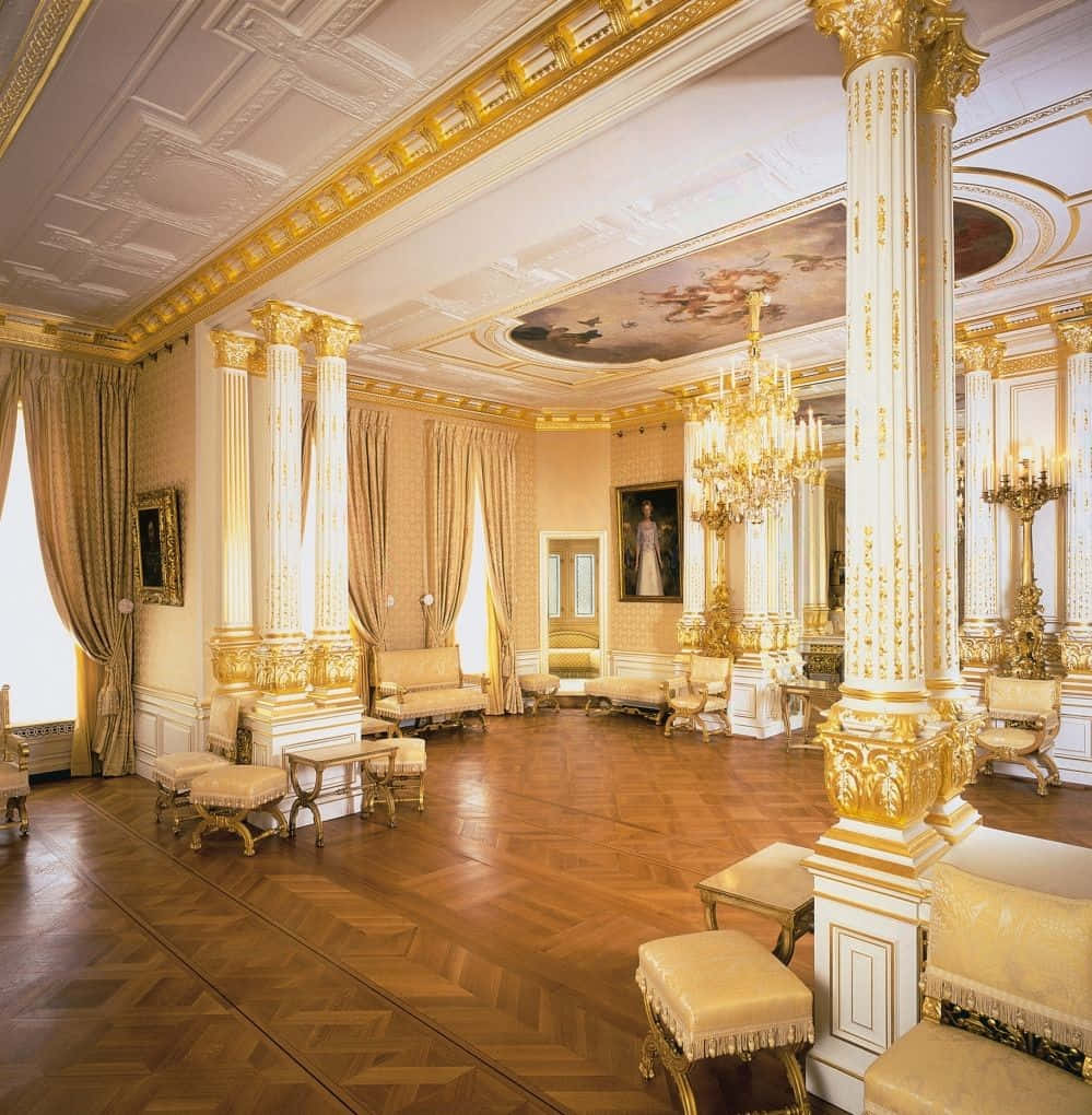 Grand Ducal Palace, gilded columns, chandeliers, SD Phone Wallpaper