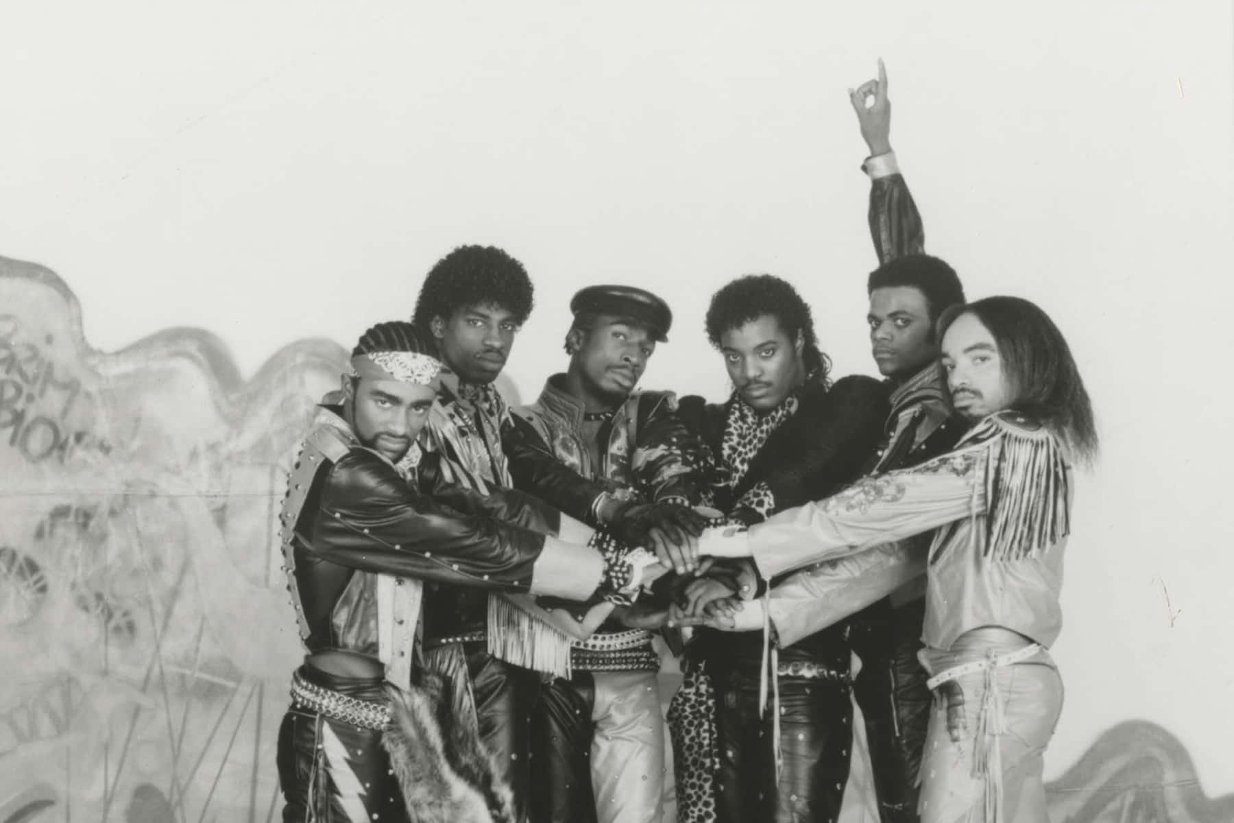 1984 Grandmaster Flash And The Furious Five, graffiti wall, black and white photo, HD Desktop Wallpaper