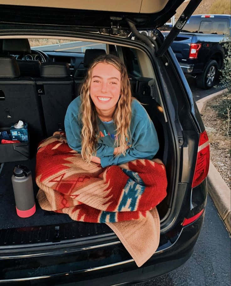 Granola Aesthetic, smiling girl, car trunk, SD Phone Wallpaper