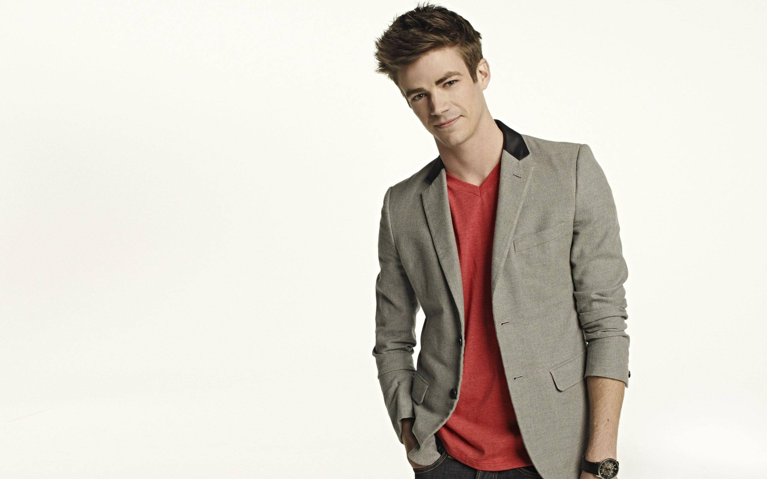 Grant Gustin, American superhero actor, gray blazer, 2K Desktop Wallpaper