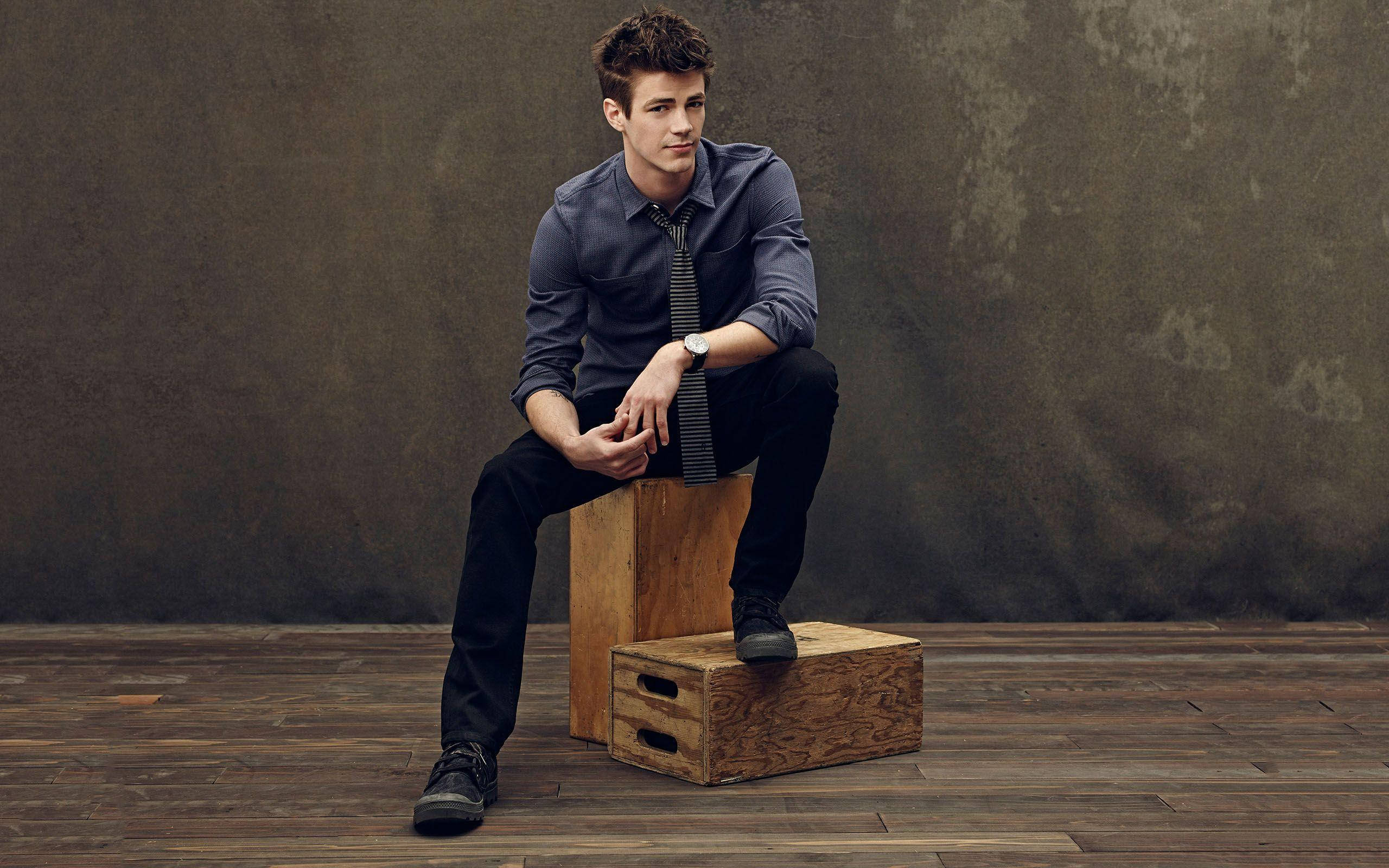 Grant Gustin, vintage photoshoot, dark shirt, 2K Desktop Wallpaper