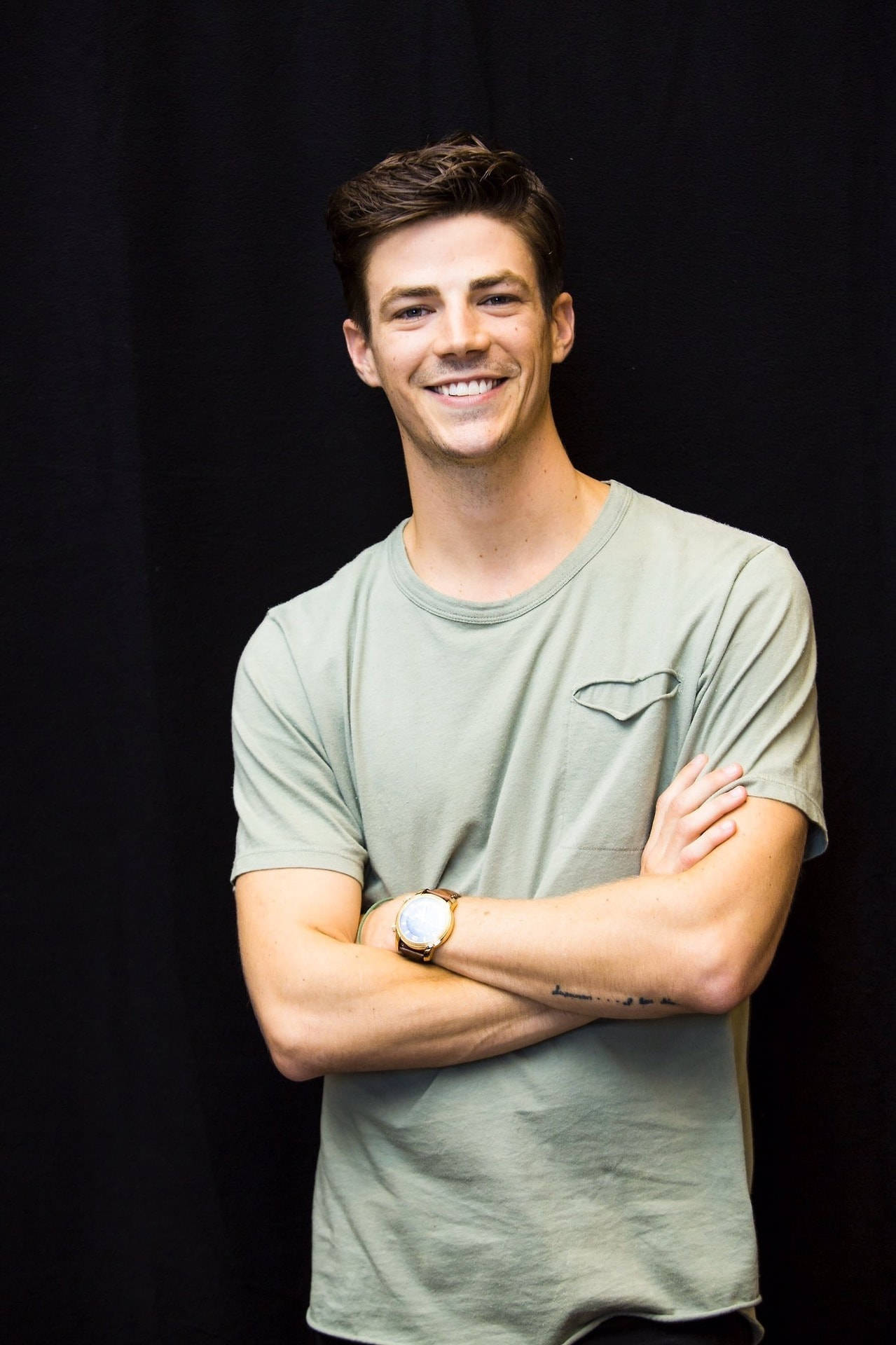 Grant Gustin, light green t-shirt, arms crossed, Full HD Phone Wallpaper