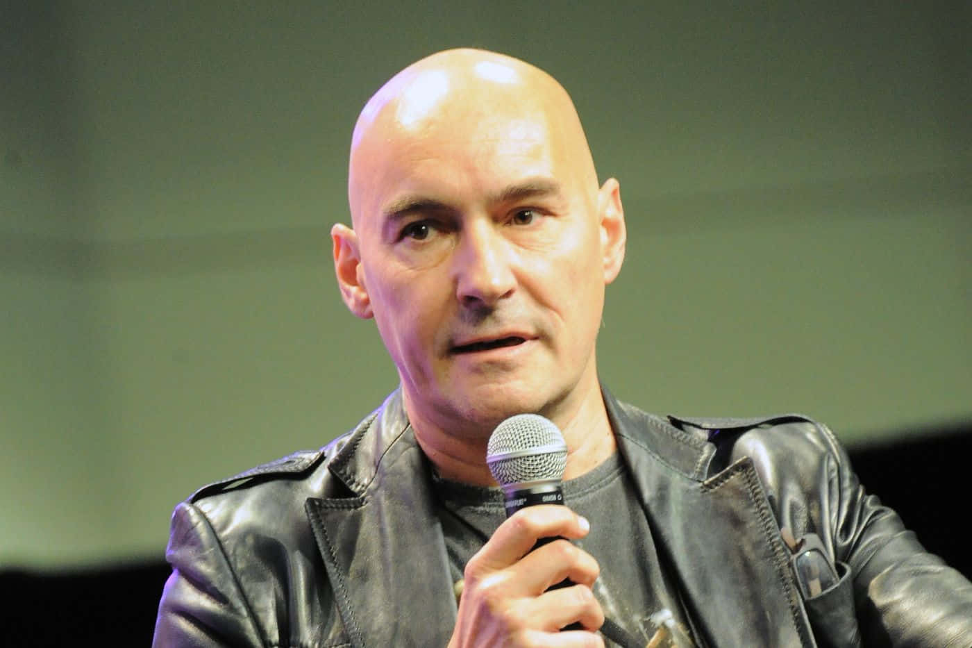 Grant Morrison, black leather jacket, microphone, HD Desktop Wallpaper