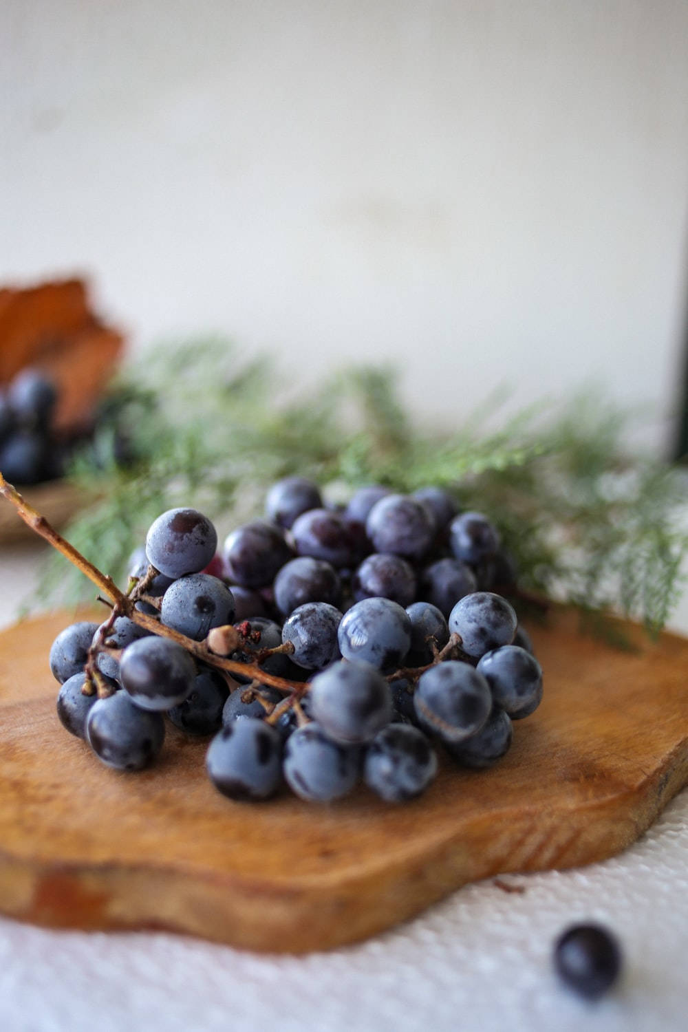 grape, wooden platter, rustic wooden board, HD Phone Wallpaper