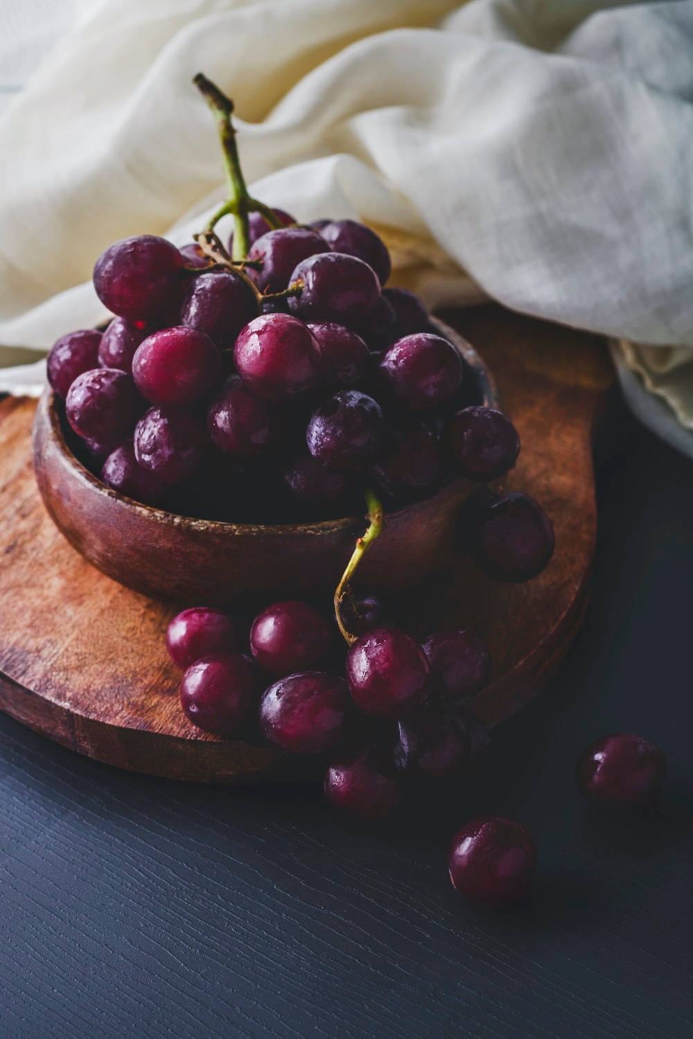 wooden bowl, dark purple grapes, dark wooden board, HD Phone Wallpaper