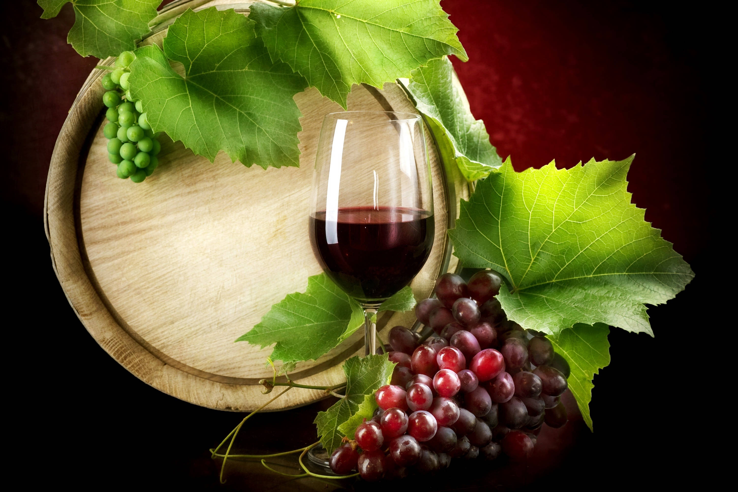 red wine, wooden barrel, ripe red and green grapes, 2K Desktop Wallpaper