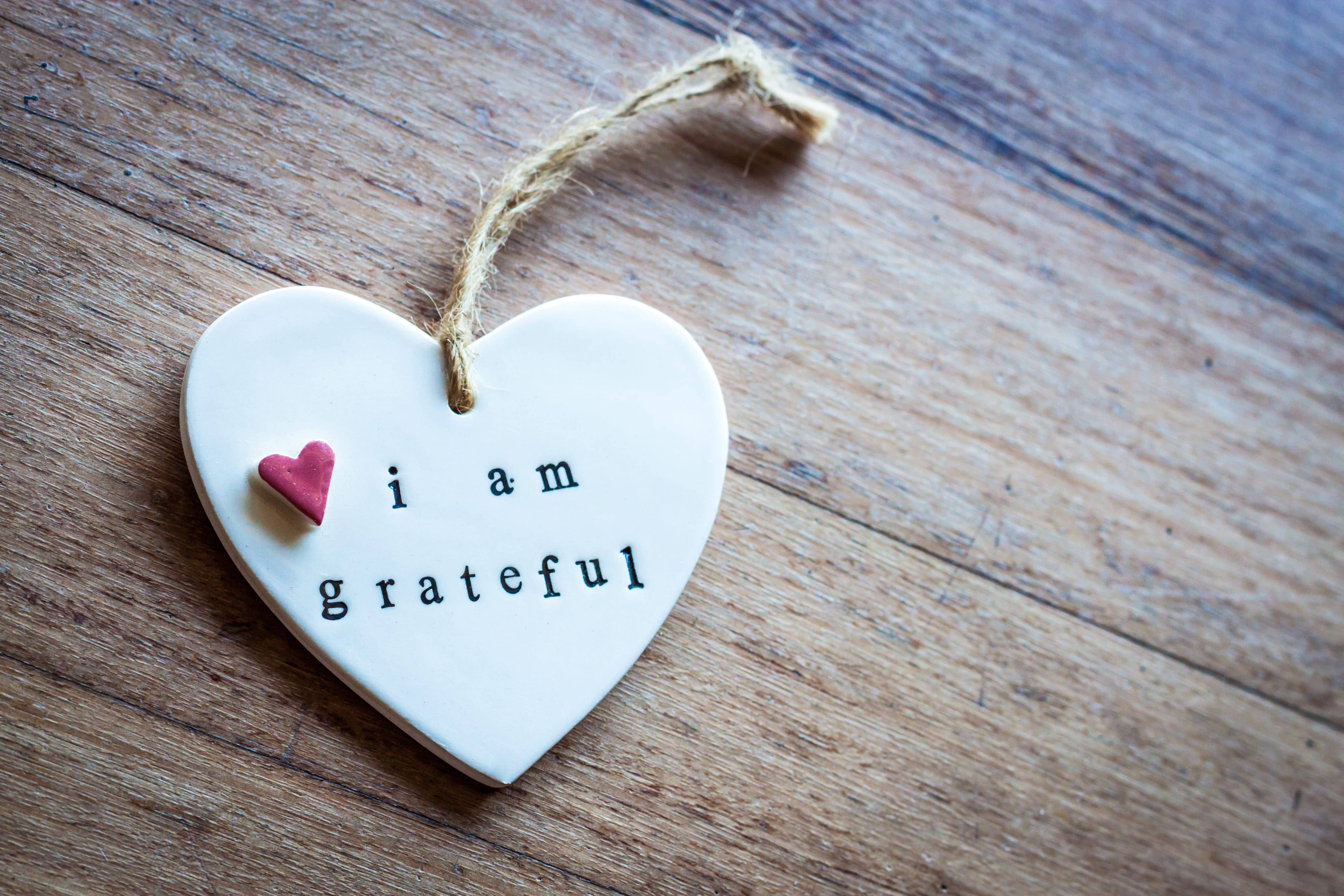 white ceramic heart ornament, i am grateful, pink heart charm, 4K Desktop Wallpaper
