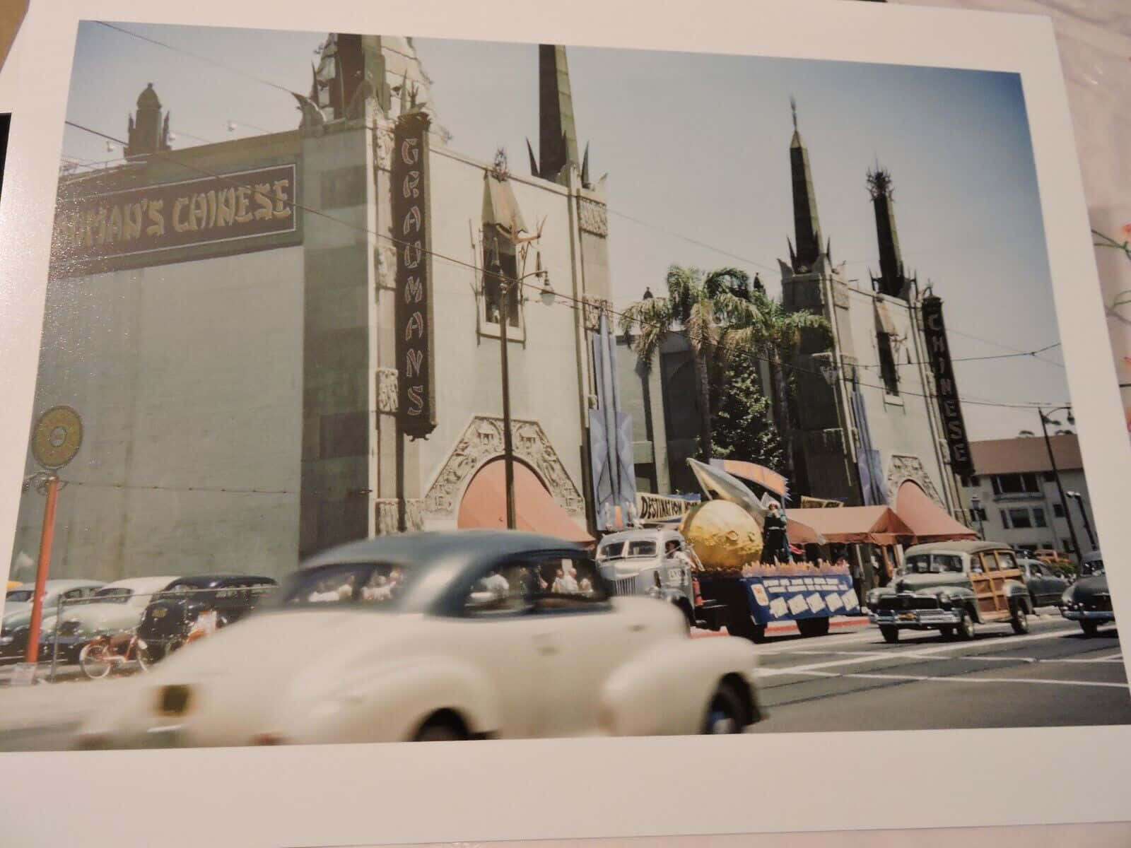 Graumans Chinese Theatre, retro cars, vintage street scene, HD Desktop Wallpaper