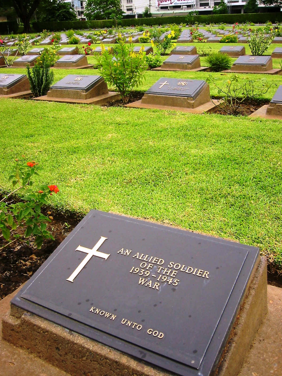 Gravestone, black headstones, vibrant green cemetery, HD Phone Wallpaper