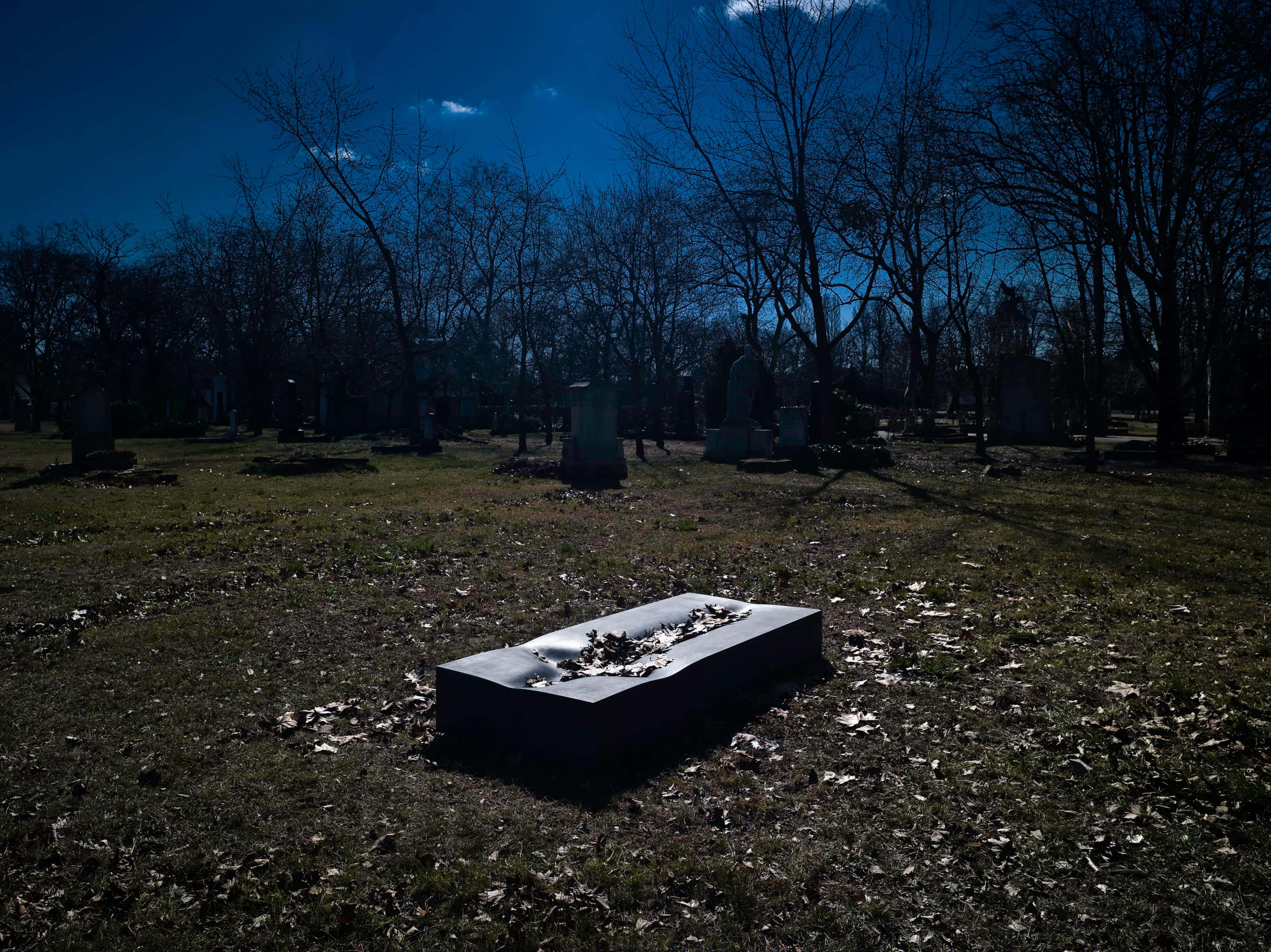 Gravestone, cloudy sky, dusk, 2K Desktop Wallpaper