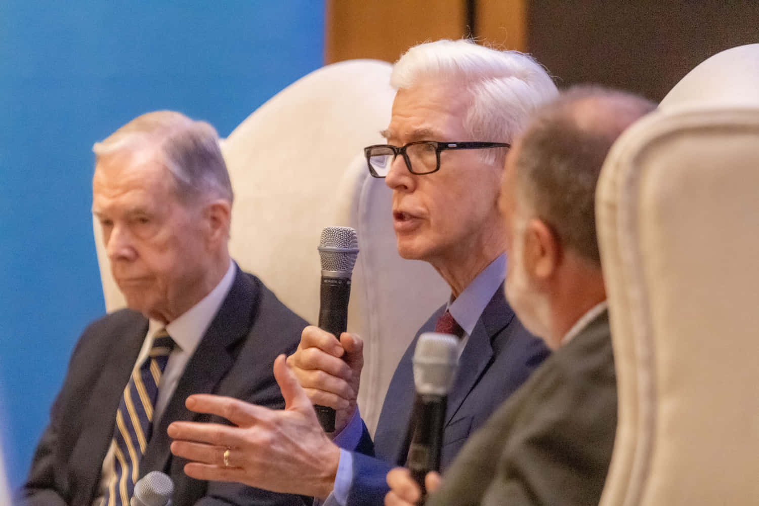 Gray Davis, microphone, white chair, HD Desktop Wallpaper