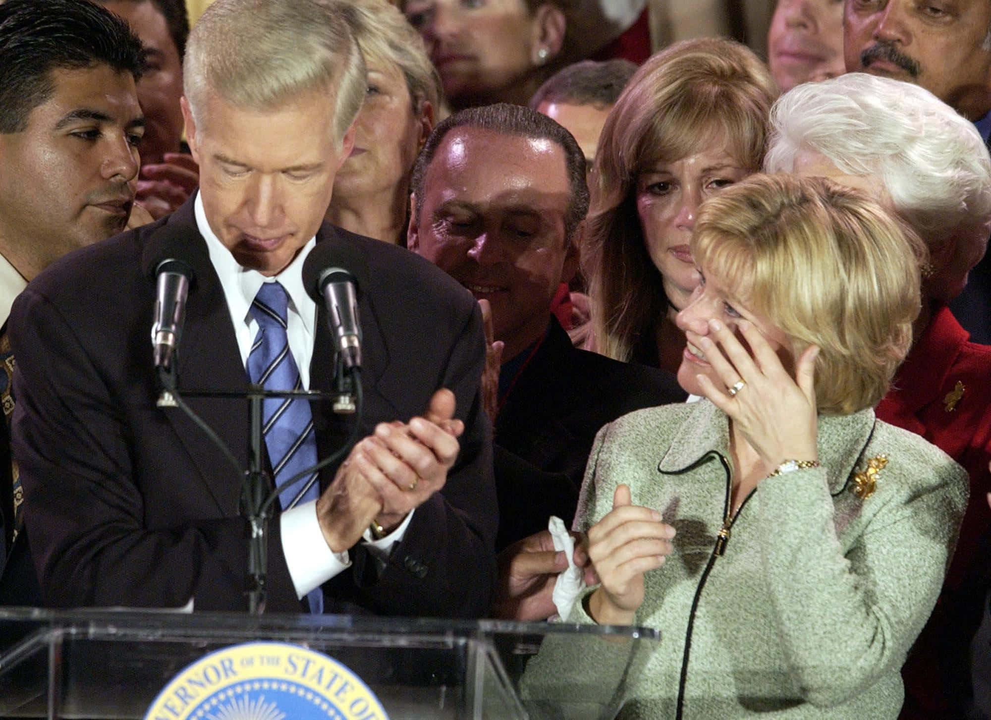 Gray Davis, podium, suit, Full HD Desktop Wallpaper