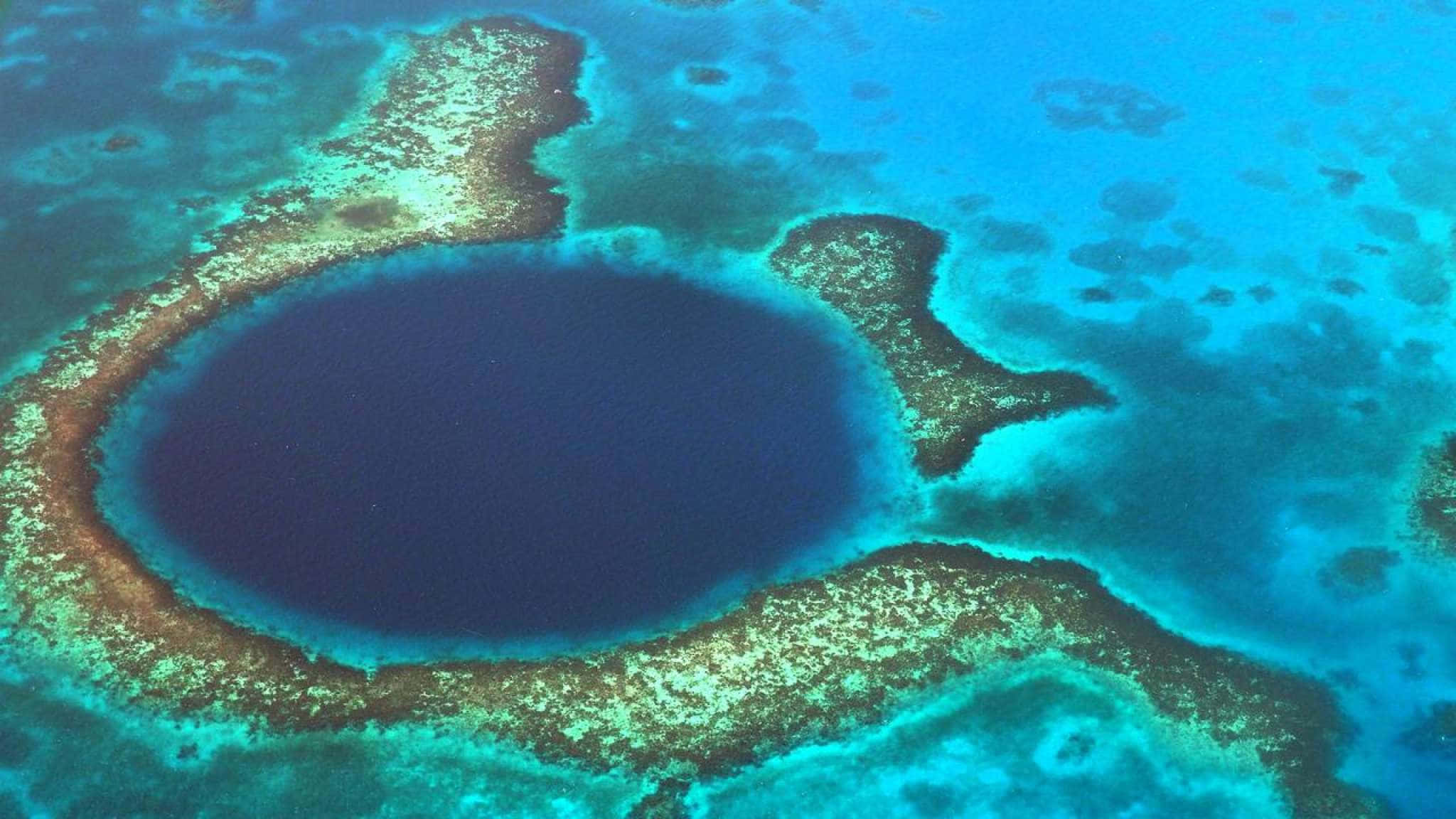 Great Blue Hole, circular blue lagoon, vibrant turquoise coral reef, Full HD Desktop Wallpaper