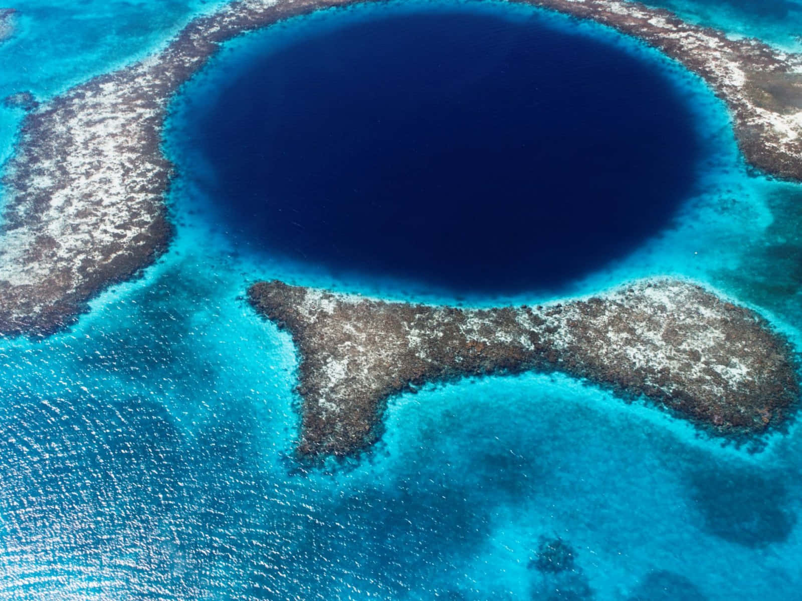Great Blue Hole, circular blue sinkhole, turquoise coral reef, HD Desktop Wallpaper