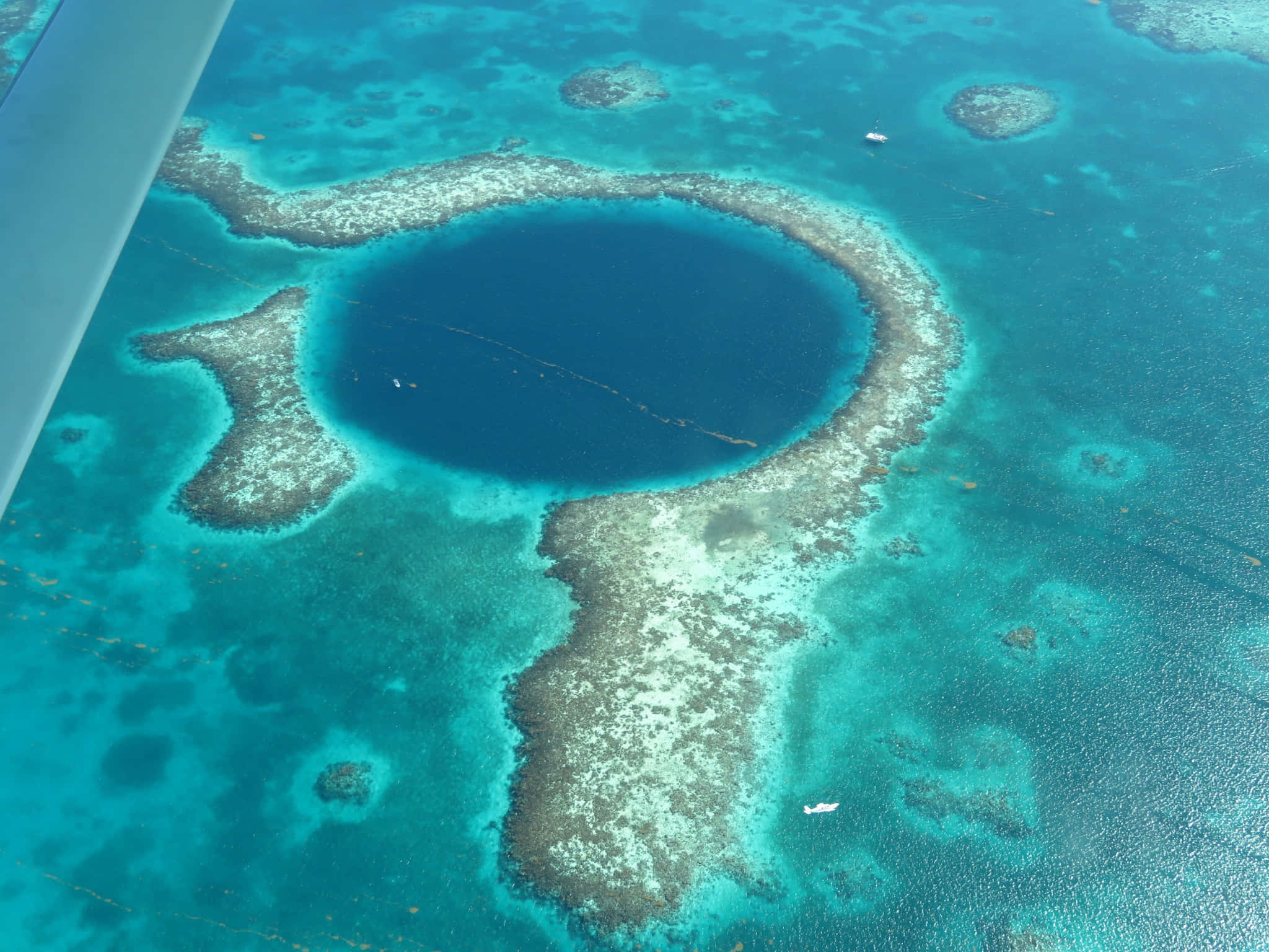 Great Blue Hole, circular blue lagoon, vibrant turquoise coral reef, Full HD Desktop Wallpaper