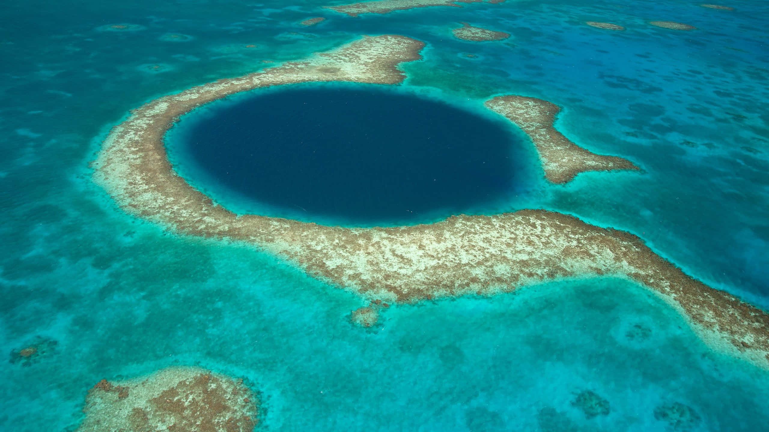 Great Blue Hole, circular blue sinkhole, turquoise coral reef, 2K Desktop Wallpaper