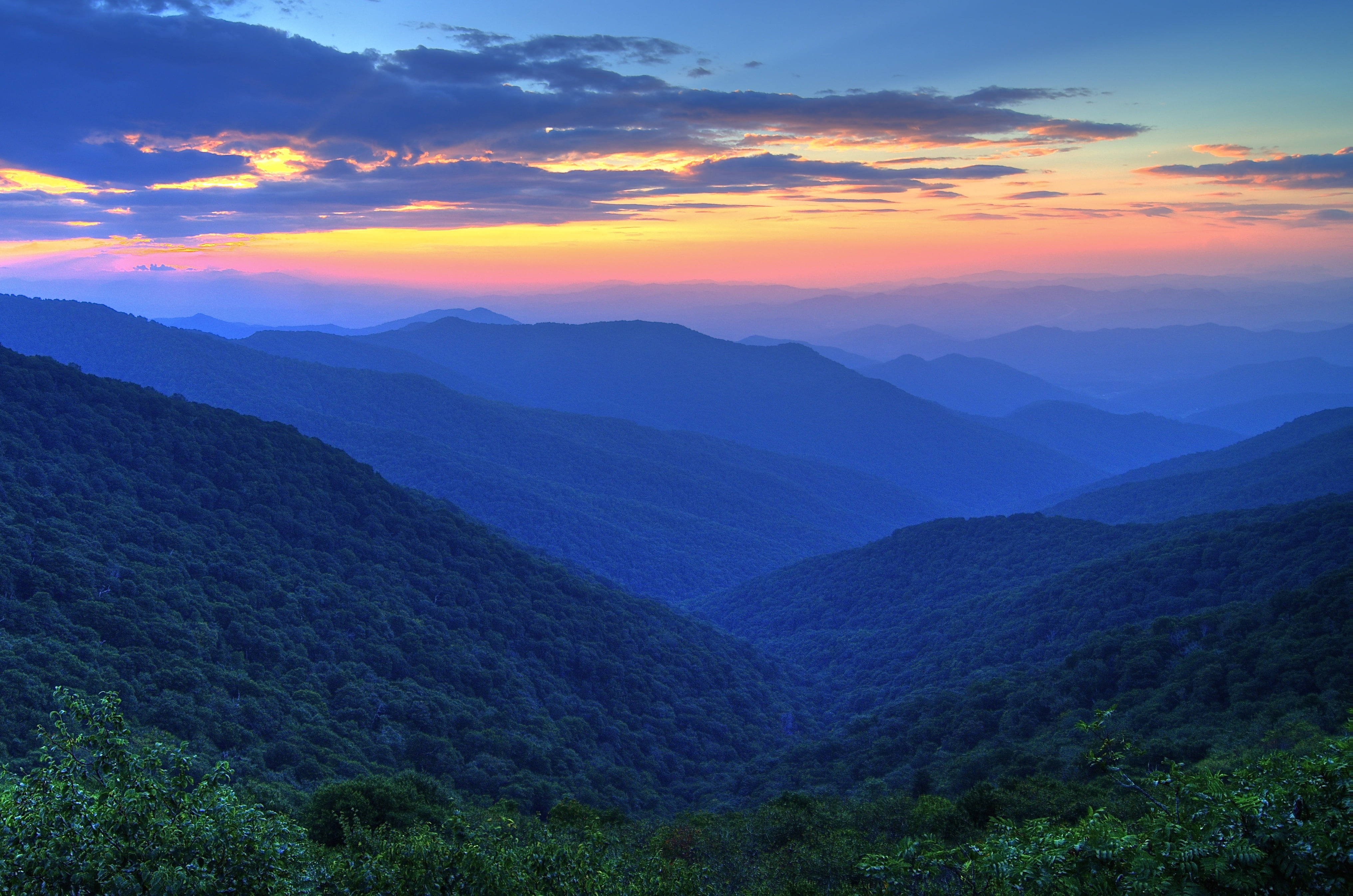 sun breaking over horizon, smoky mountains, vibrant sunset sky, 4K Desktop Wallpaper