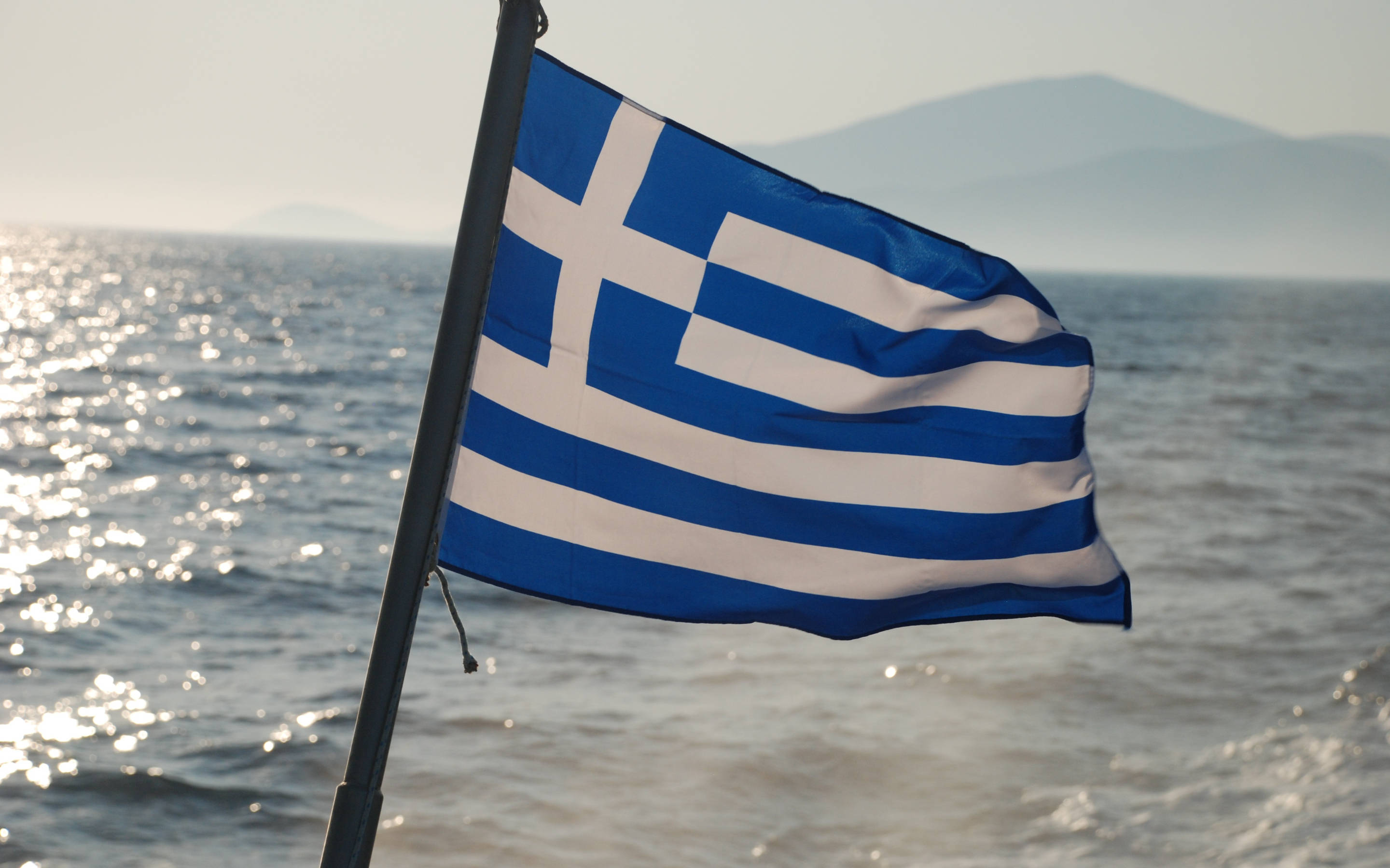 Greek flag, beach, sunlit sea, 2K Desktop Wallpaper