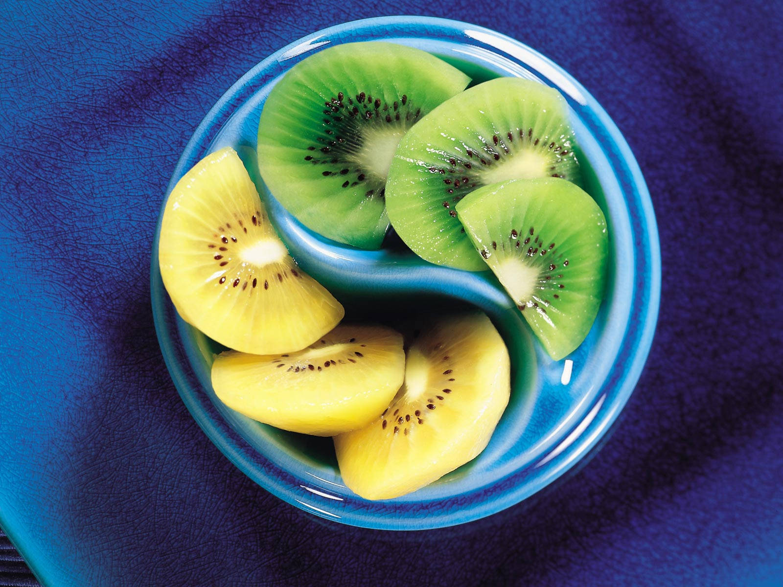Golden Green Kiwi Yin Yang Bowl, blue bowl, sliced green and yellow kiwis, HD Desktop Wallpaper