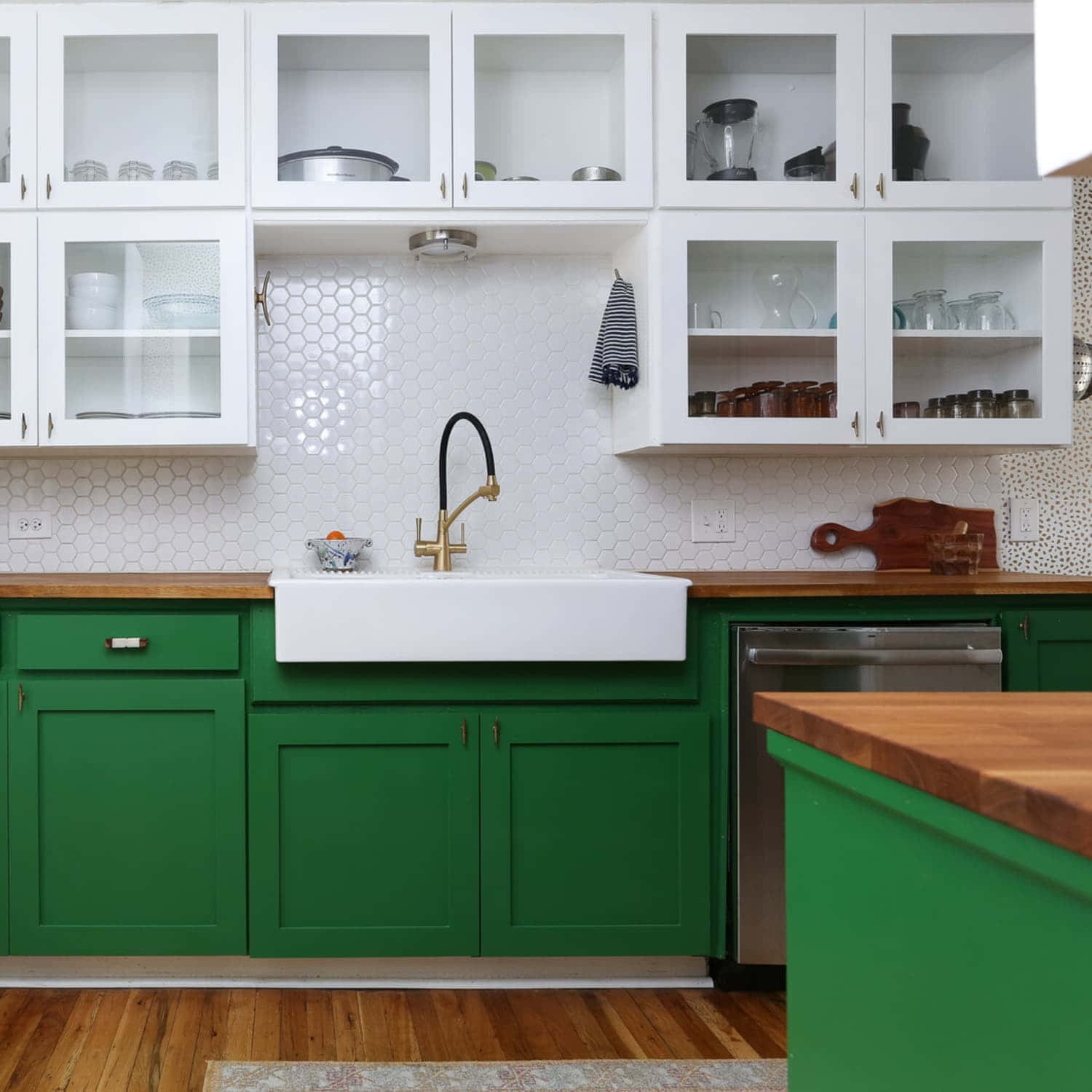modern kitchen, bold green cabinets, white hexagonal tile backsplash, HD Desktop Wallpaper