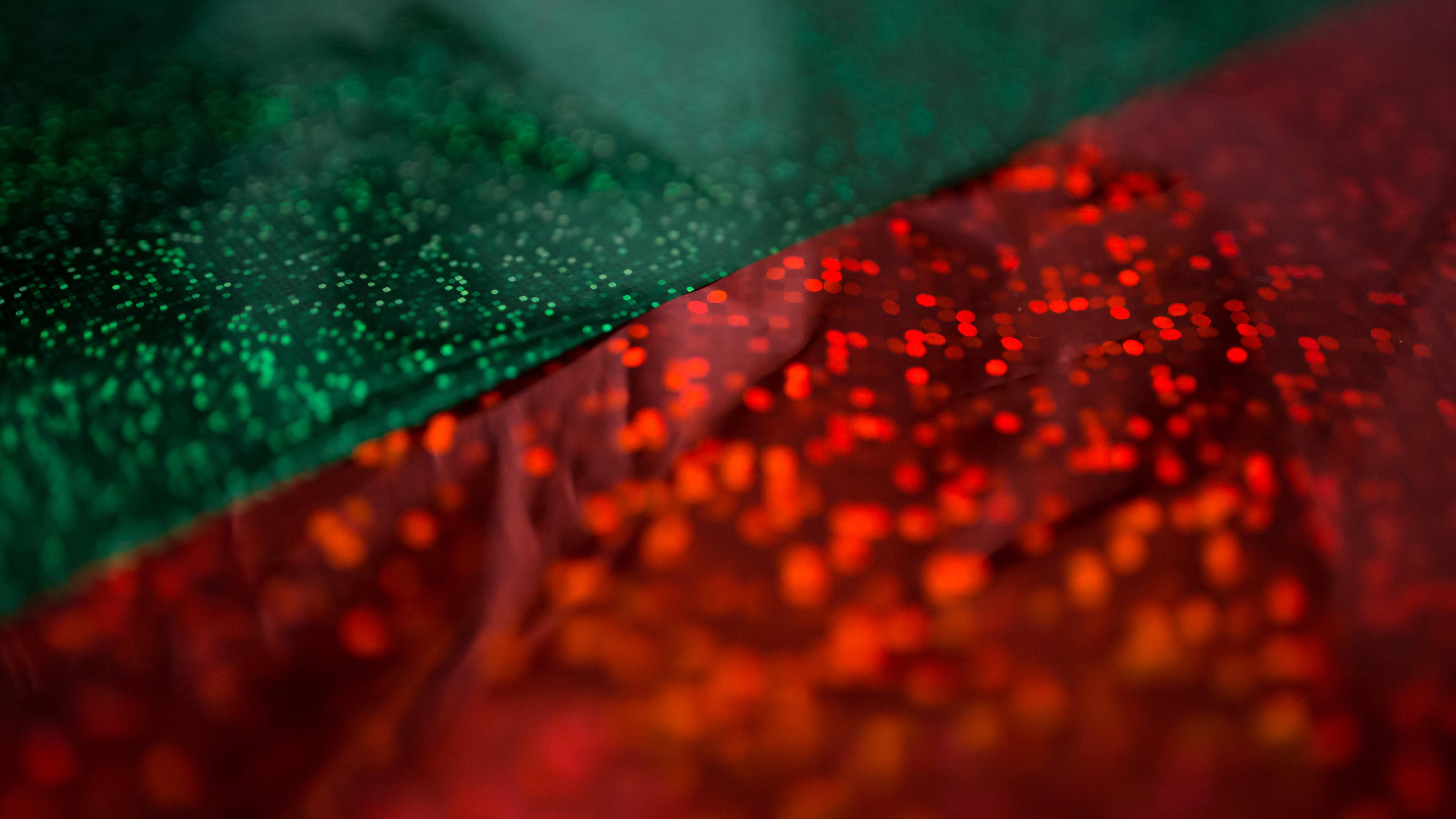 Green Red Holographic Christmas Background, textured red and green glitter fabric, blurred bokeh highlights, 4K Desktop Wallpaper