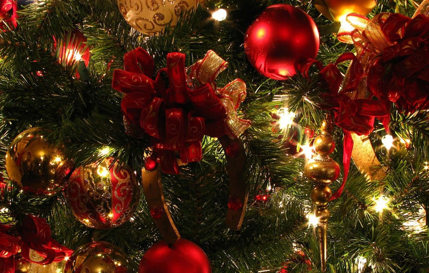 Red And Green Christmas Tree, lush green Christmas tree, shiny red and gold ornaments, HD Desktop Wallpaper