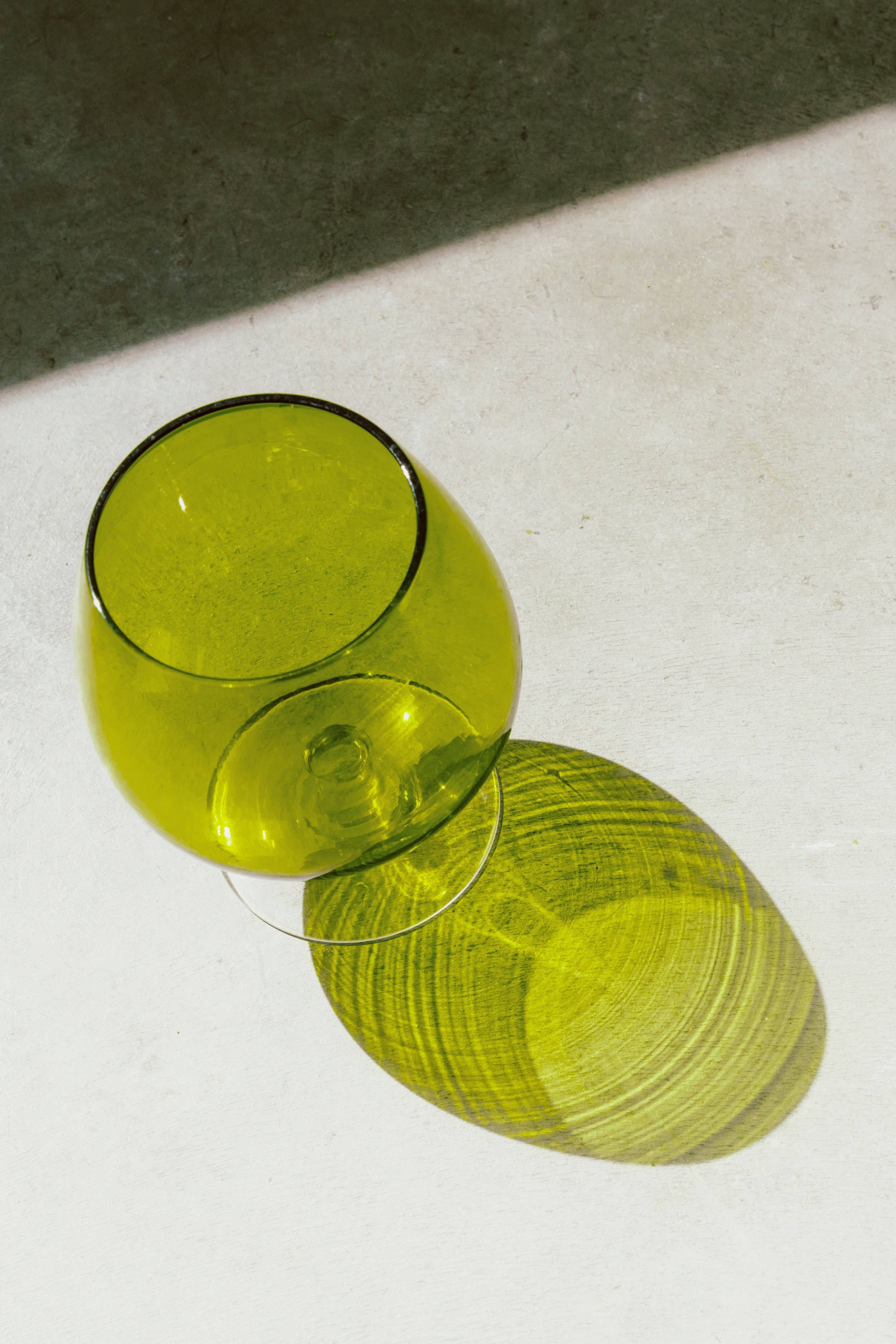 green minimalist wine glass, lime-green, striped shadow, 2K Phone Wallpaper
