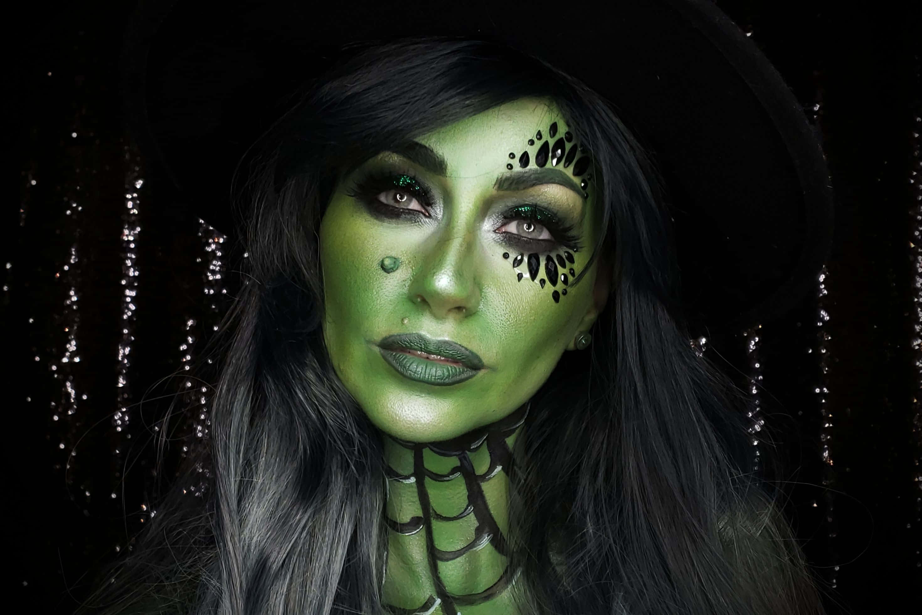 Green Witch, full moon, green face paint, 2K Desktop Wallpaper