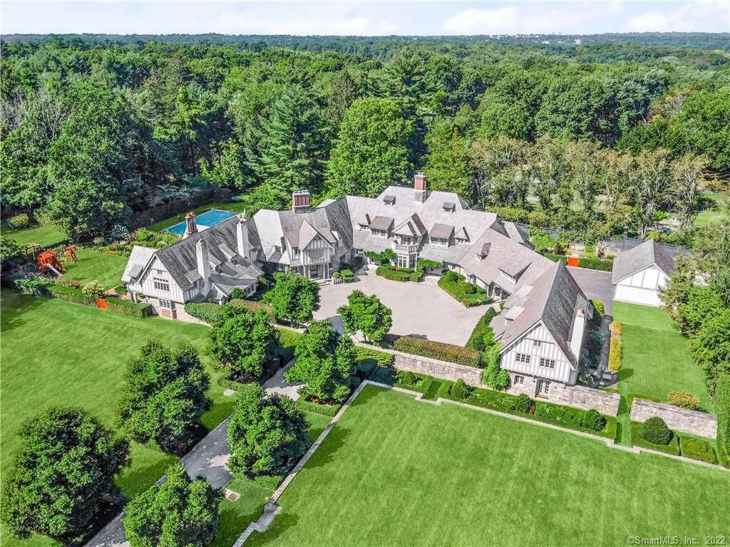 Greenwich, CT, Tudor-style mansion, lush green lawns, SD Desktop Wallpaper