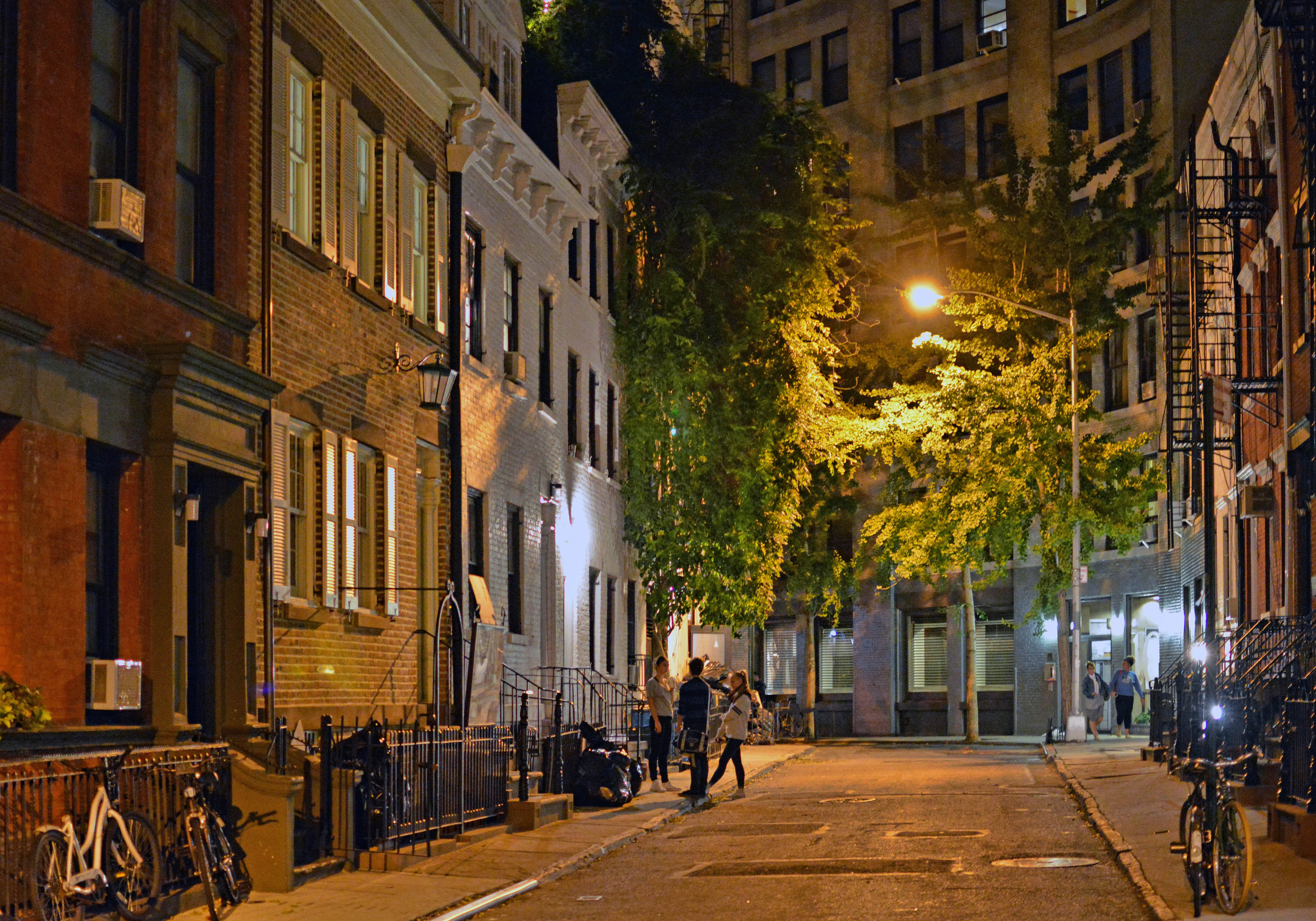 Greenwich Ct, street at night, warm streetlights, 5K Desktop Wallpaper