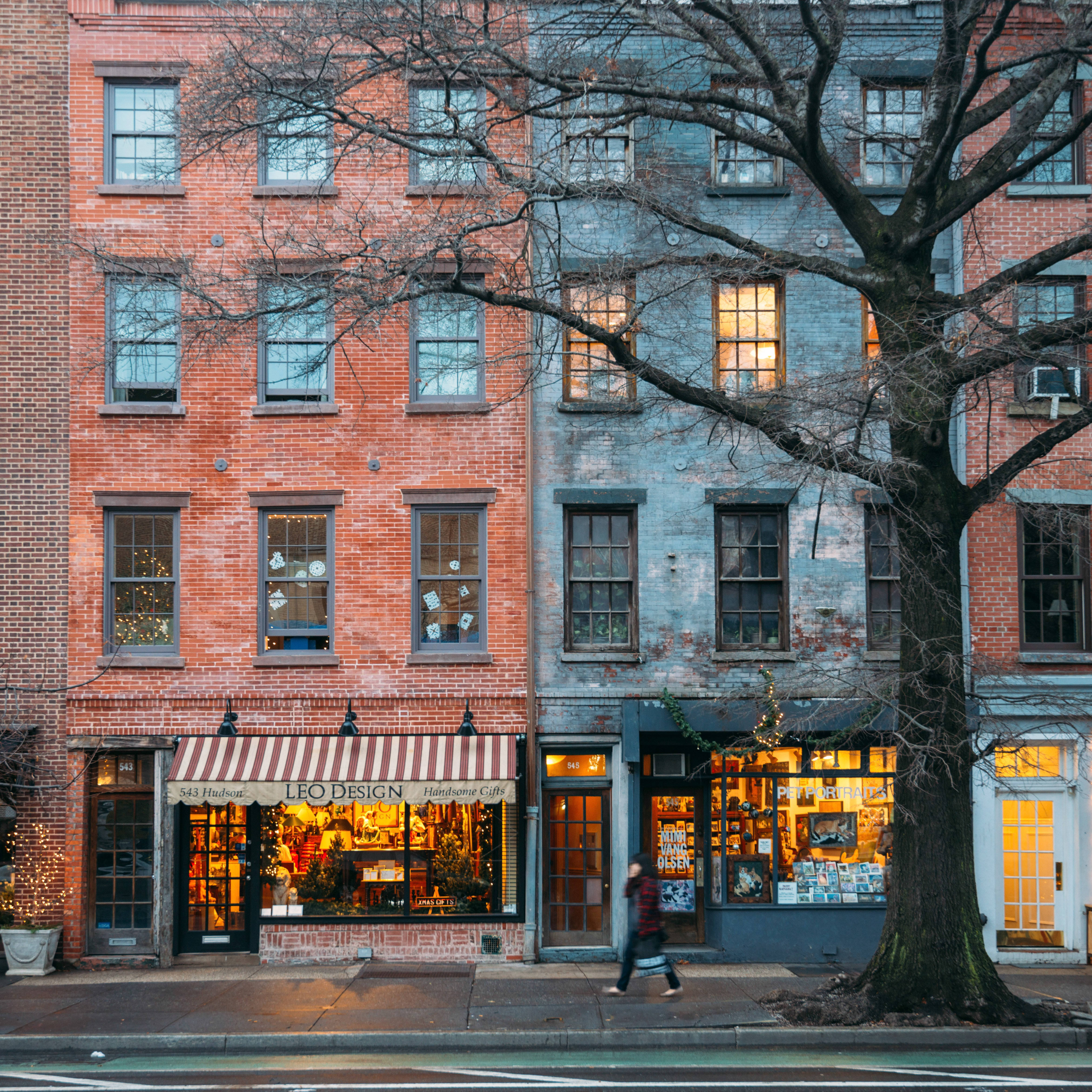 Greenwich Ct, bare tree branches, red and blue brick buildings, 4K Desktop Wallpaper