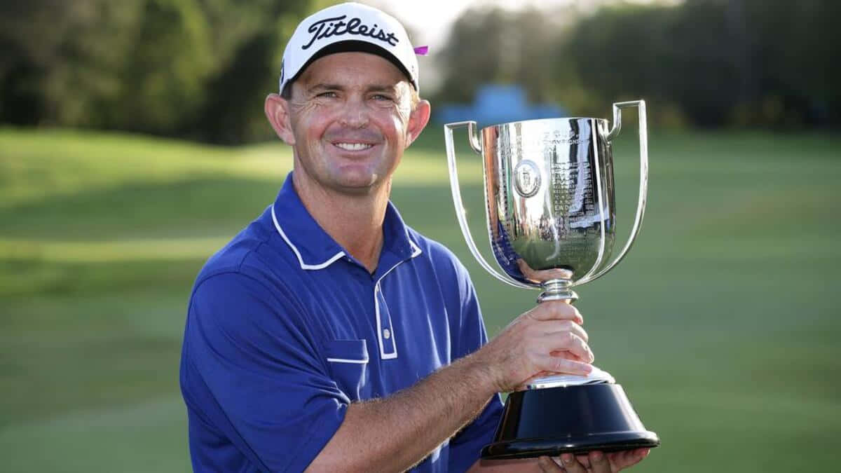 Greg Chalmers, blue polo, white cap, SD Desktop Wallpaper