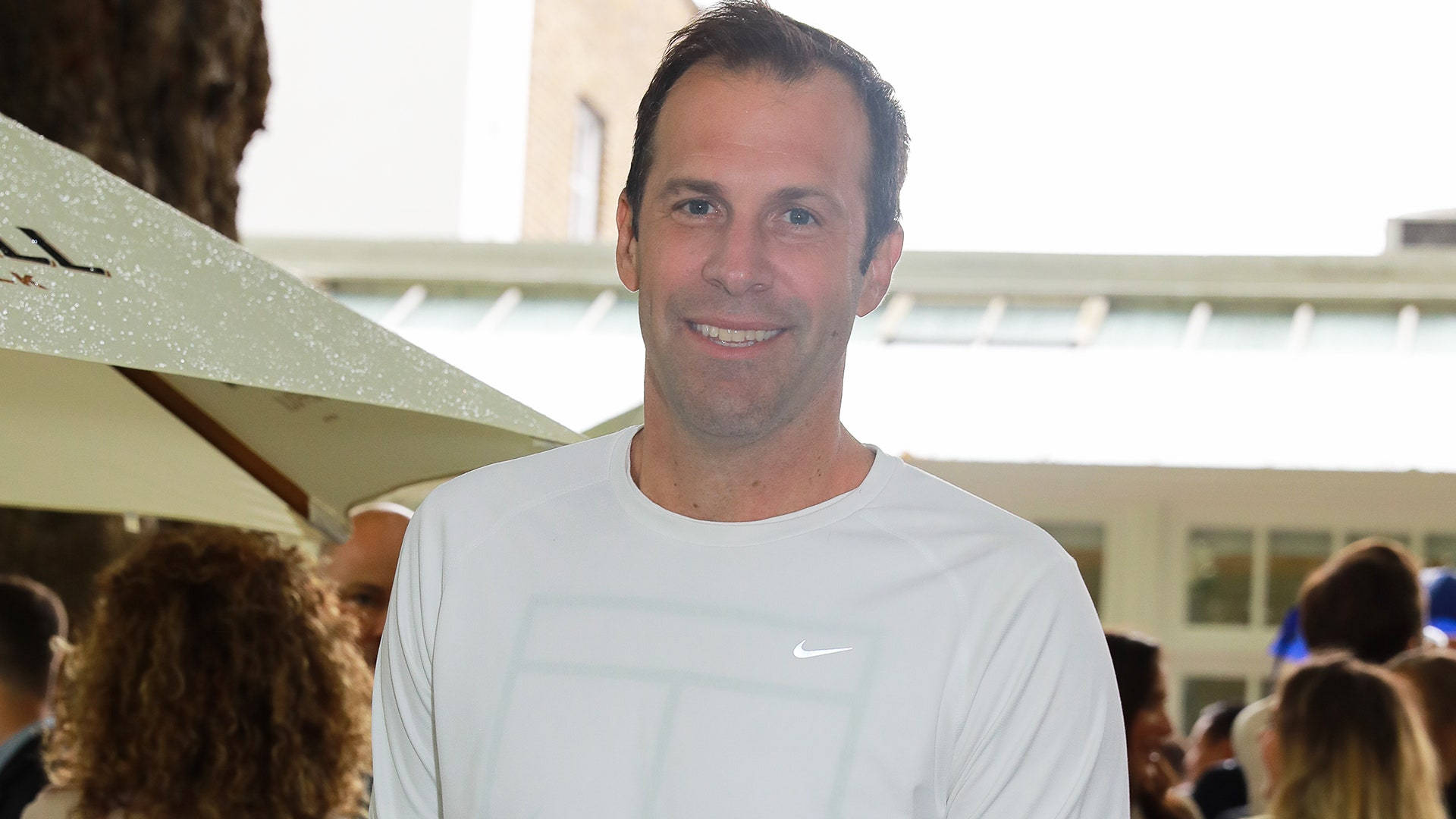 Greg Rusedski, white Nike tennis shirt, beige umbrella, Full HD Desktop Wallpaper