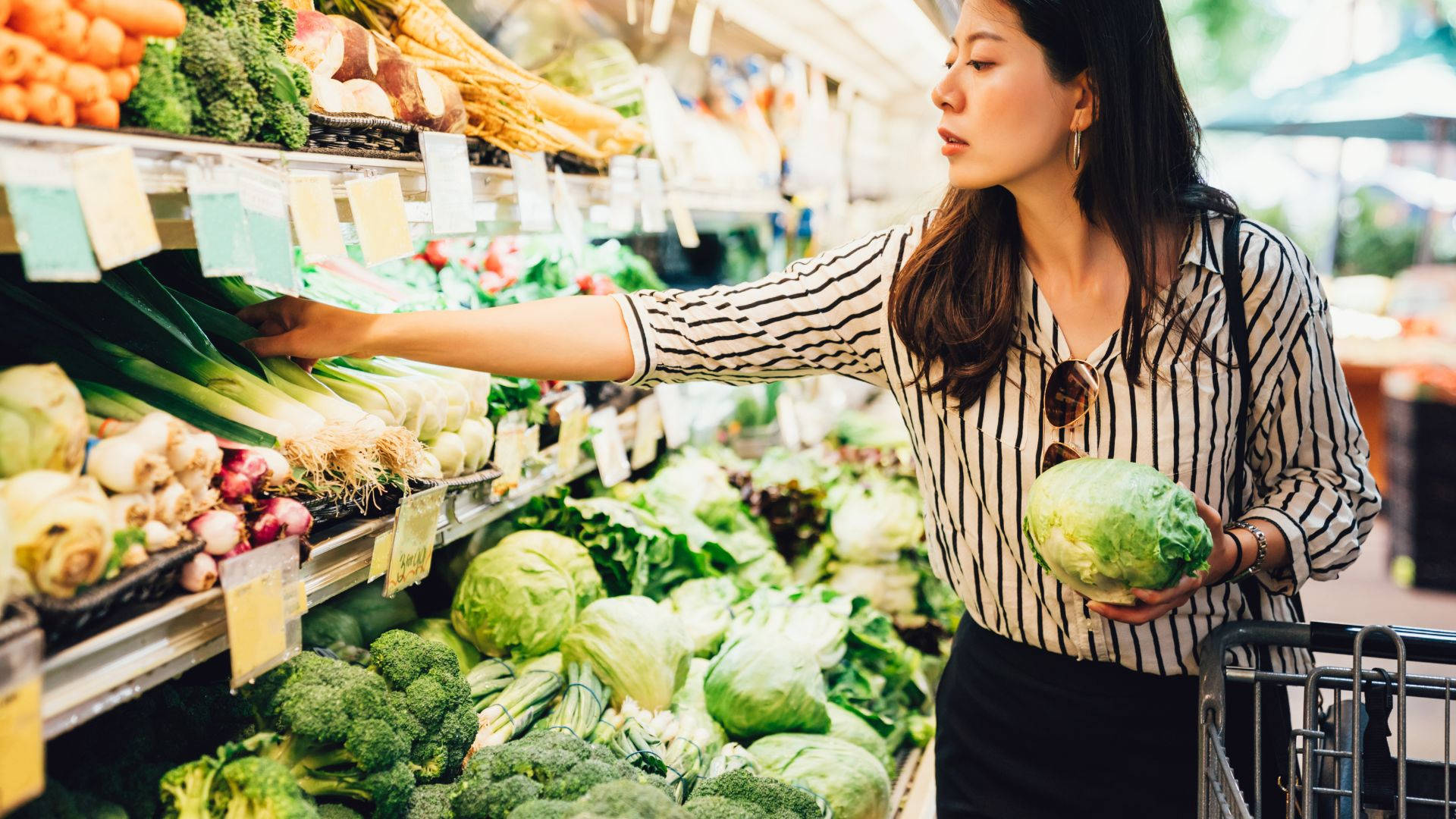 striped shirt, fresh green vegetables, well-stocked grocery store aisle, Full HD Desktop Wallpaper